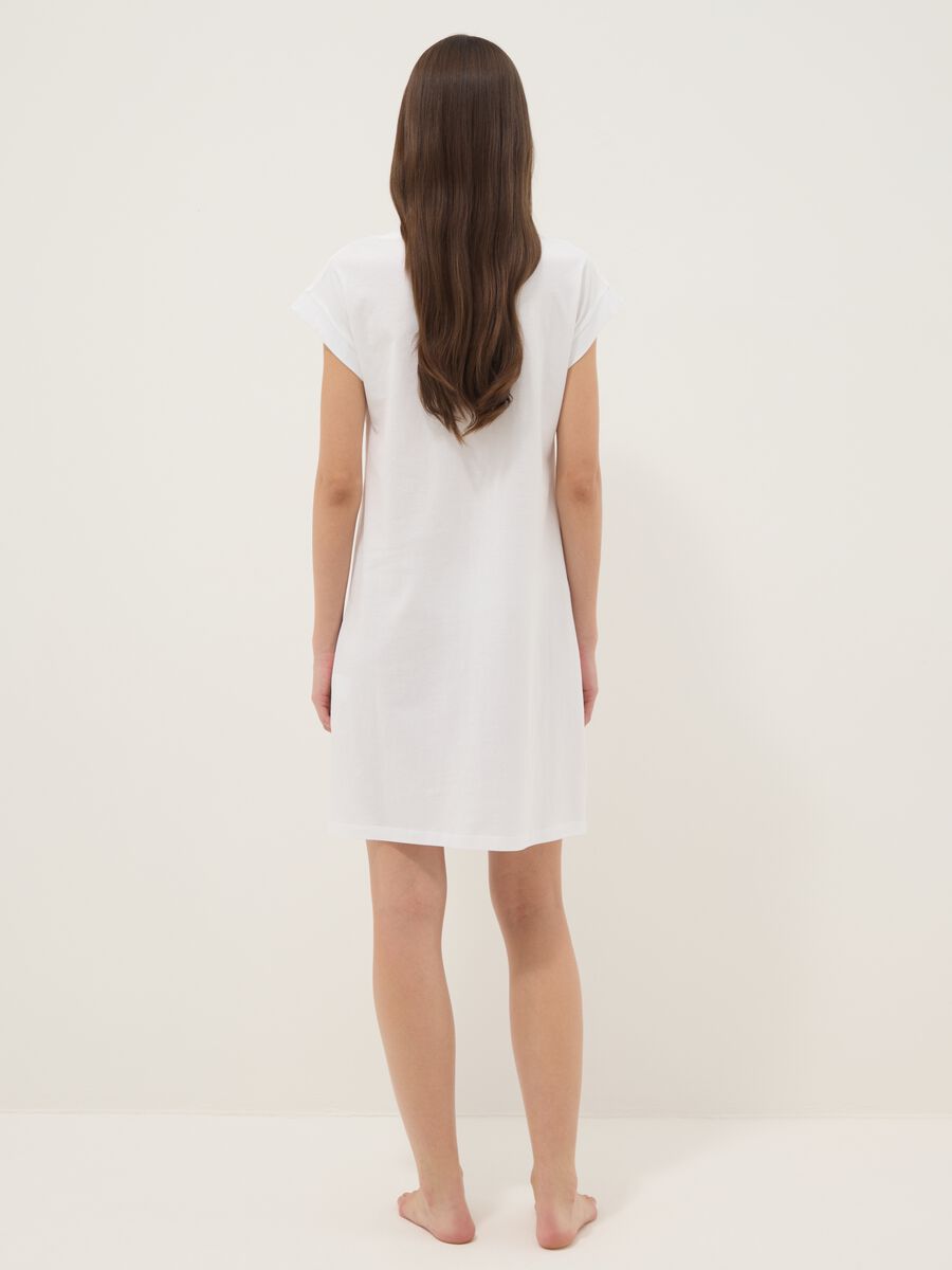 Camicia da notte bianca in puro cotone organico regular fit con fiore_3