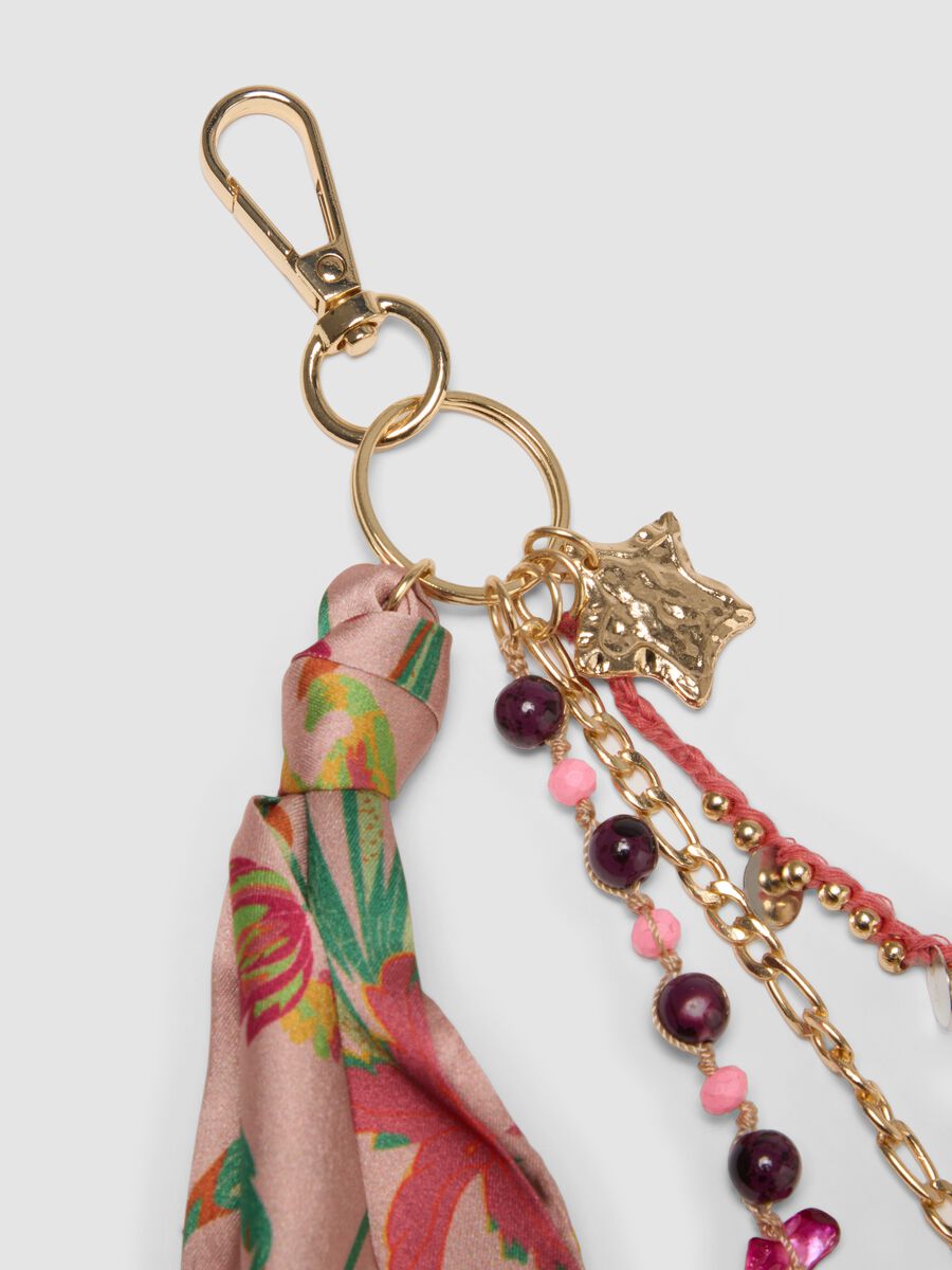 Portachiavi rosa con foulard floreale e ciondoli_2