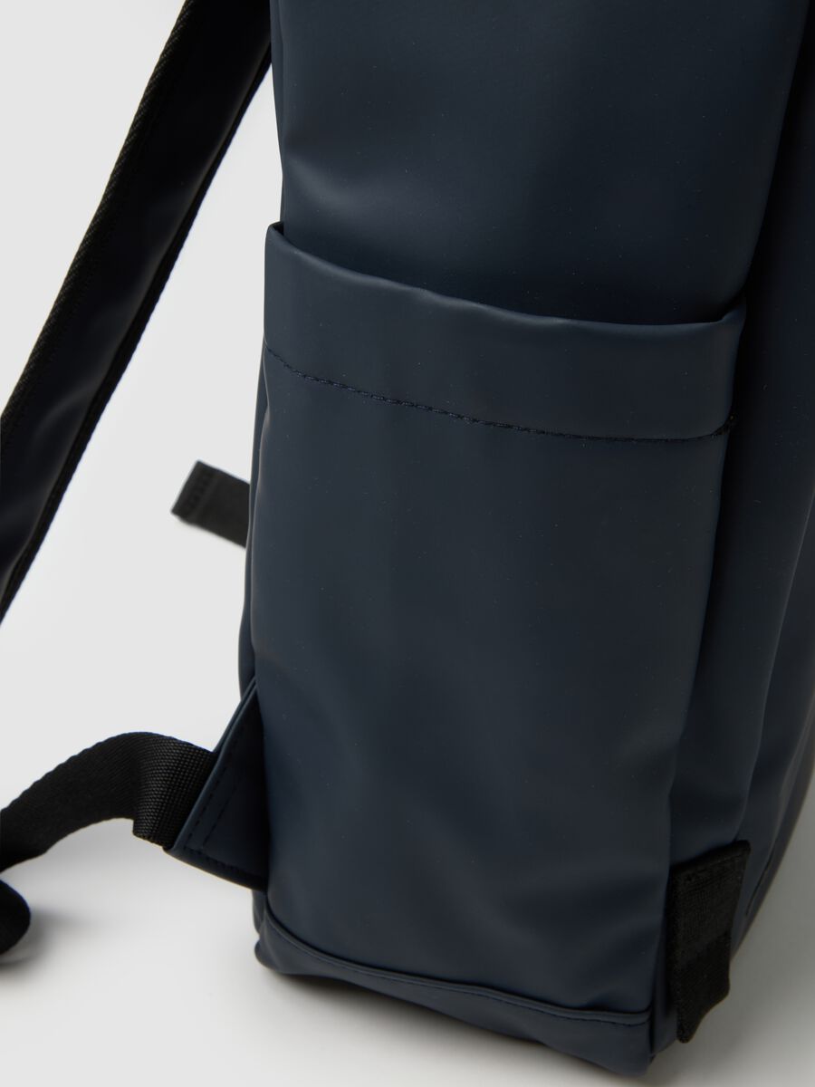 Zaino blu con spallacci regolabili e tasche multiple_2