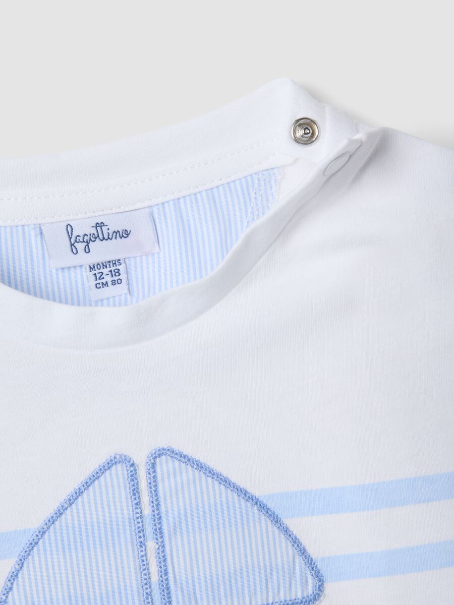 T-shirt bianca in puro cotone da bimbo con barchetta ricamata_3