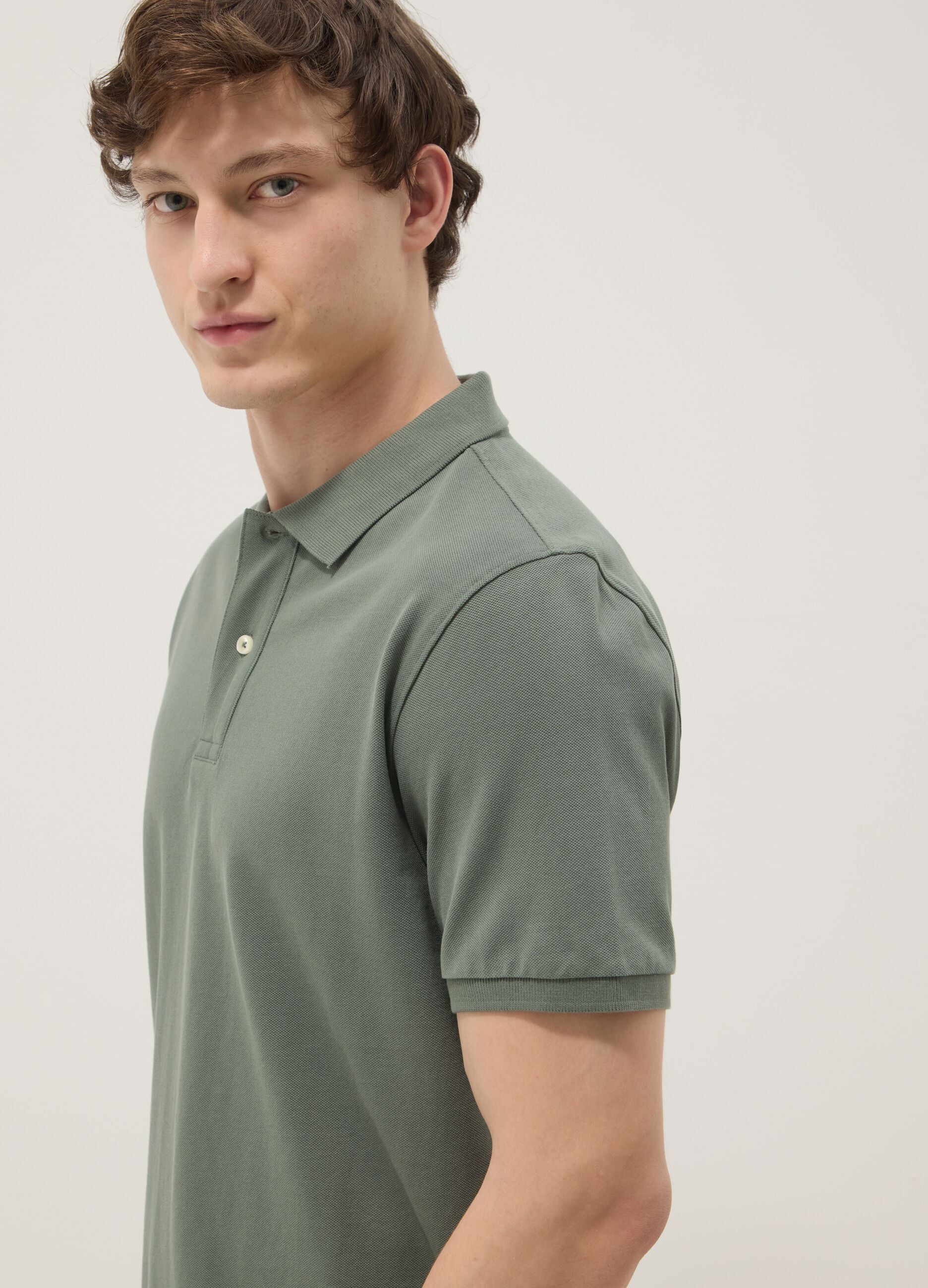 Green short-sleeved polo shirt in pure organic cotton