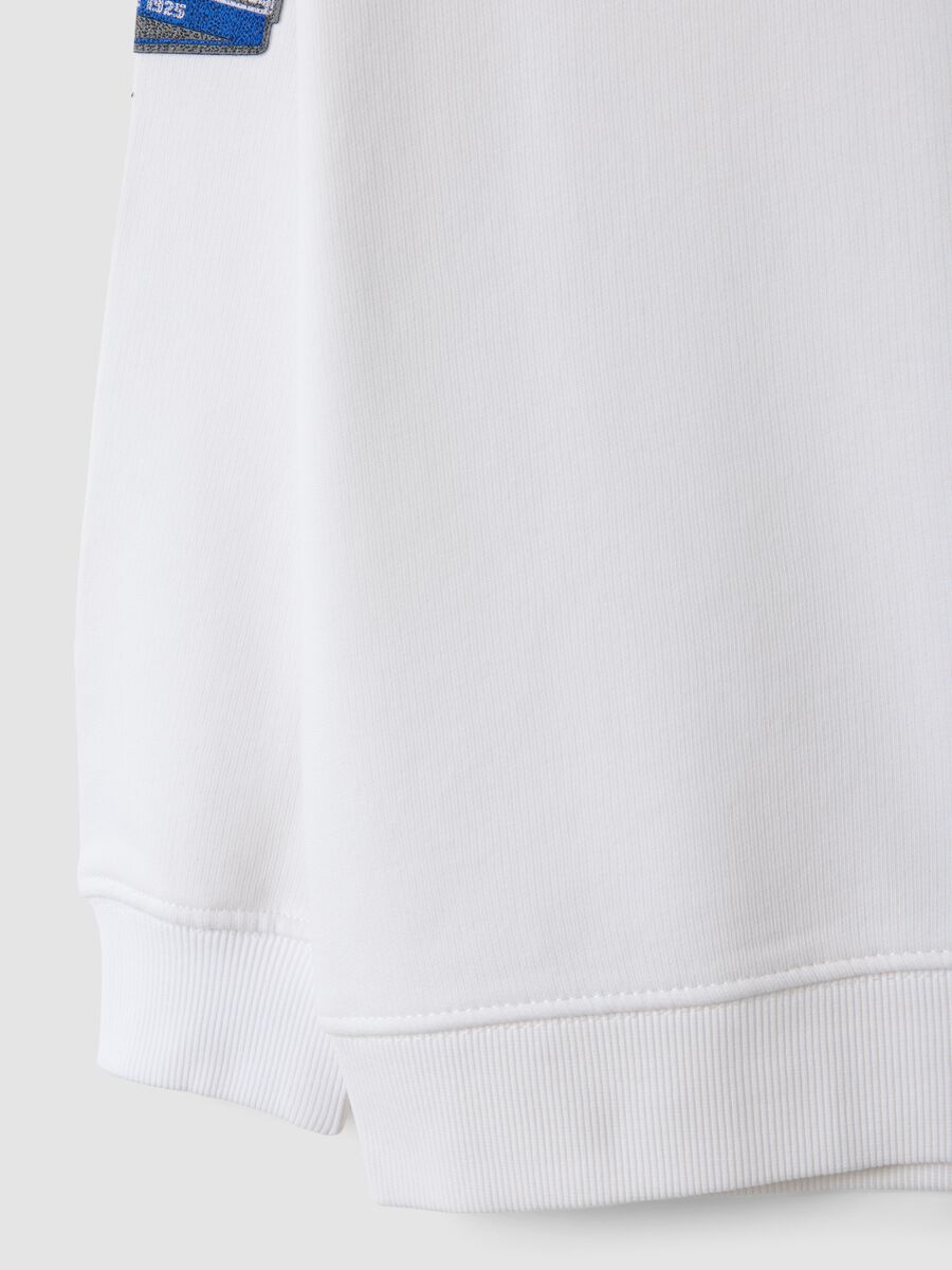 White cotton-blend crew-neck racing print sweatshirt for boys_3