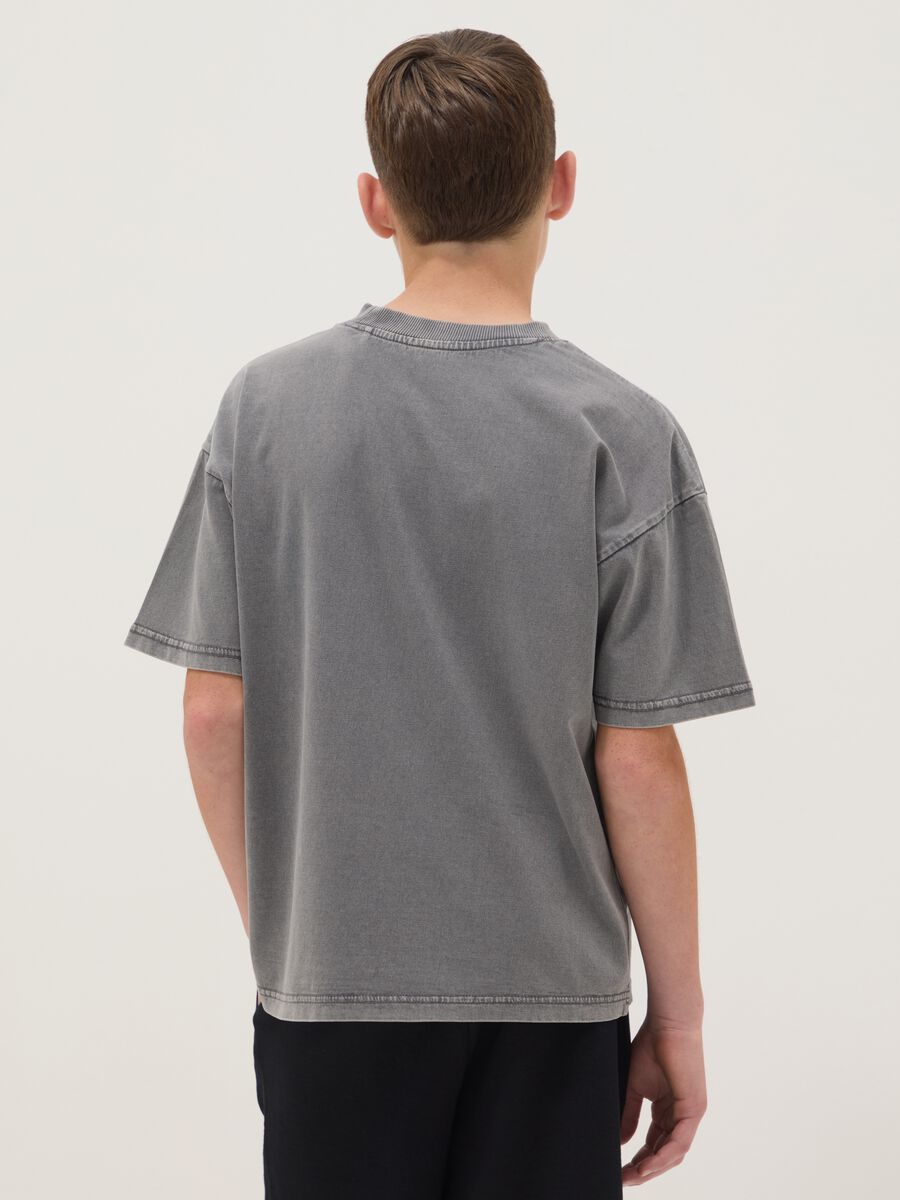 T-shirt grigia in puro cotone a maniche corte da ragazzo oversize fit_2