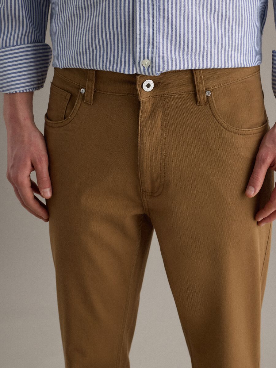Pantaloni in twill elasticizzato marroni regular fit_3