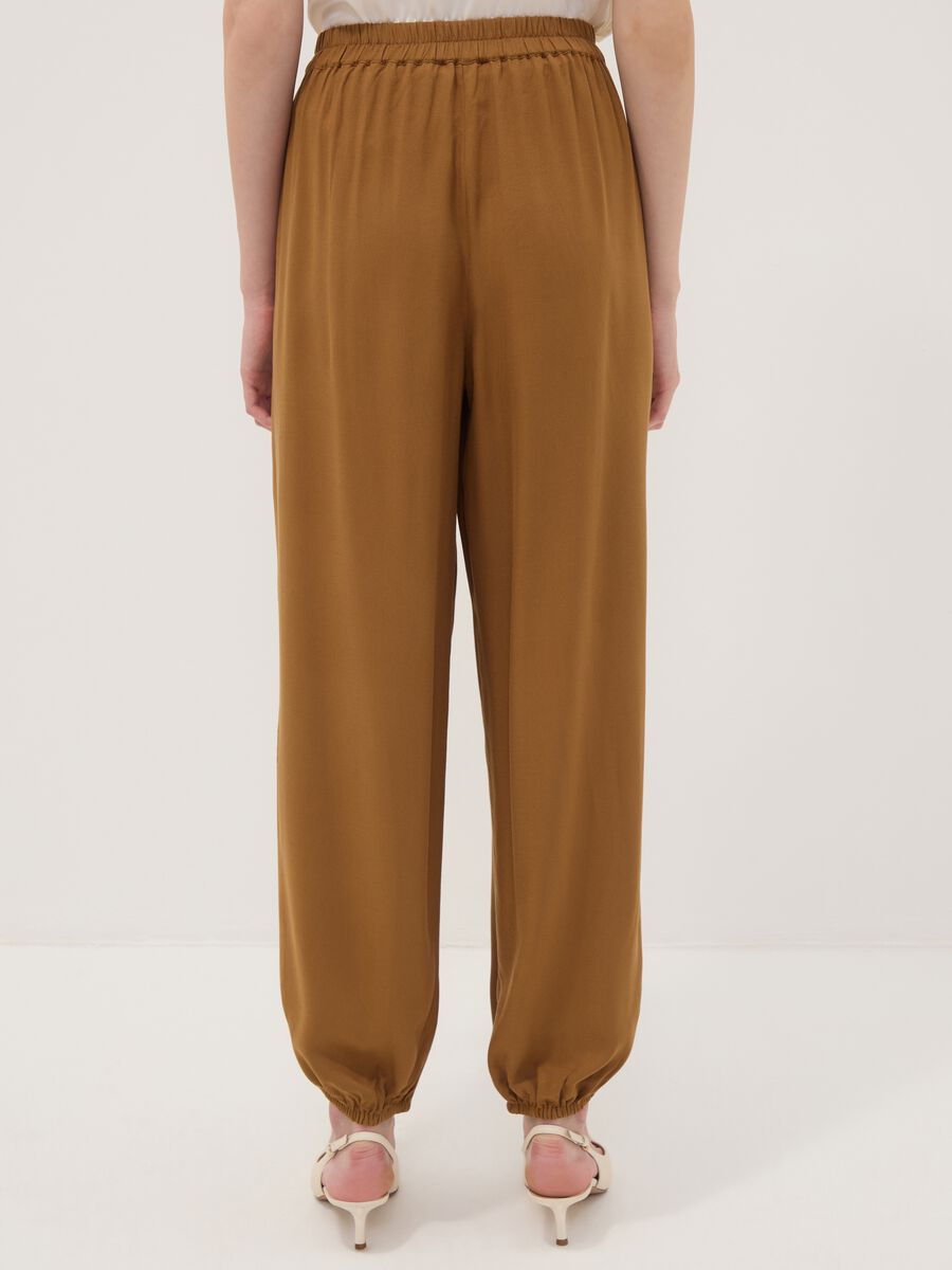 Brown pure viscose trousers with elasticated cuffs, regular fit_2