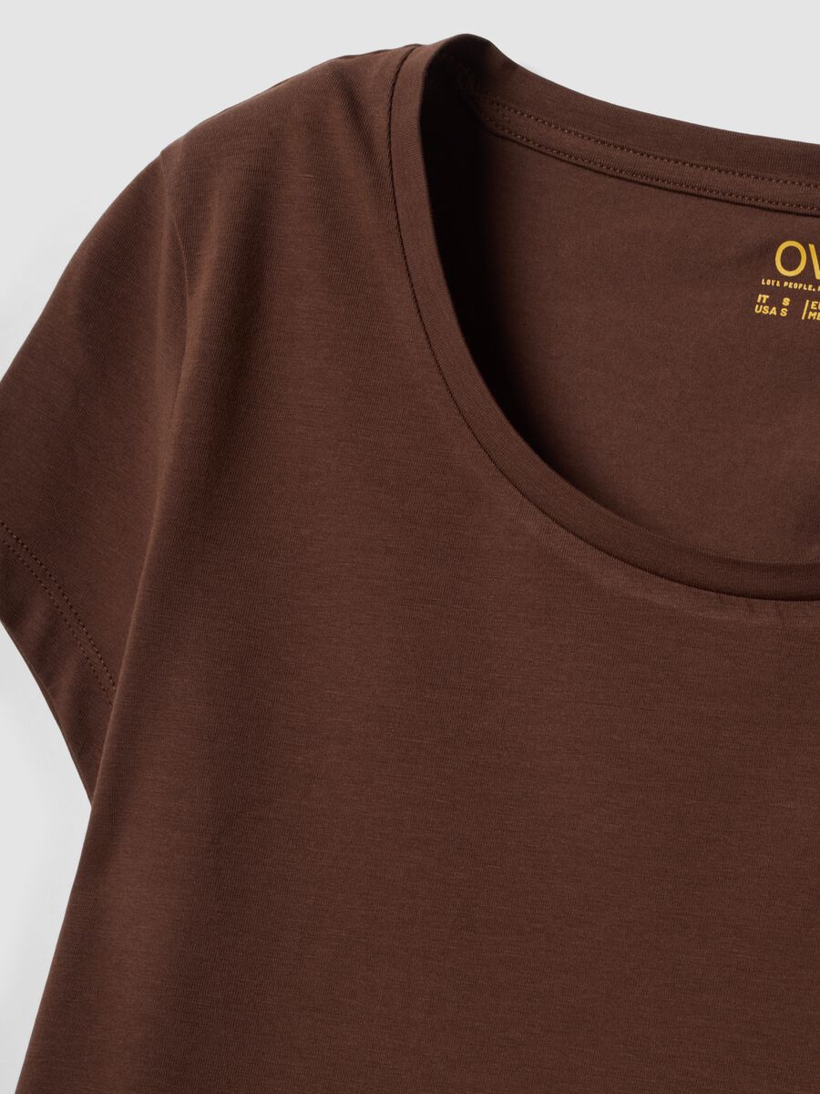 T-shirt marrone in cotone elasticizzato a girocollo regular fit_6