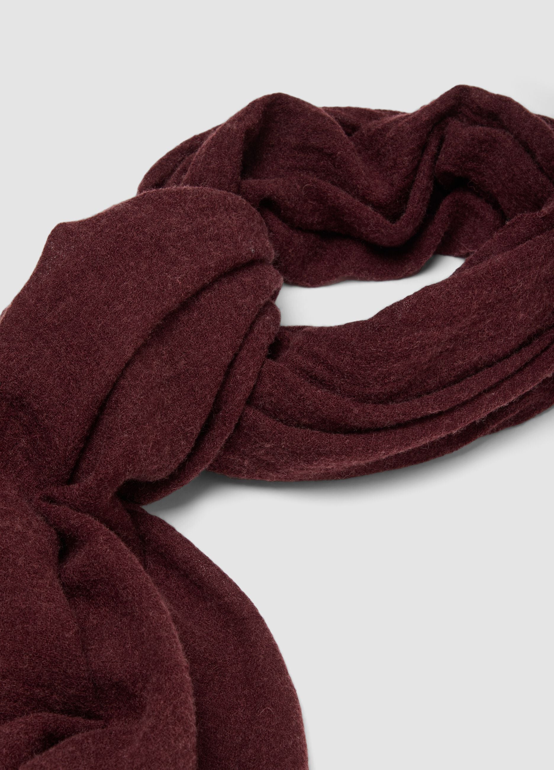 Red wool-blend scarf with fringed edges