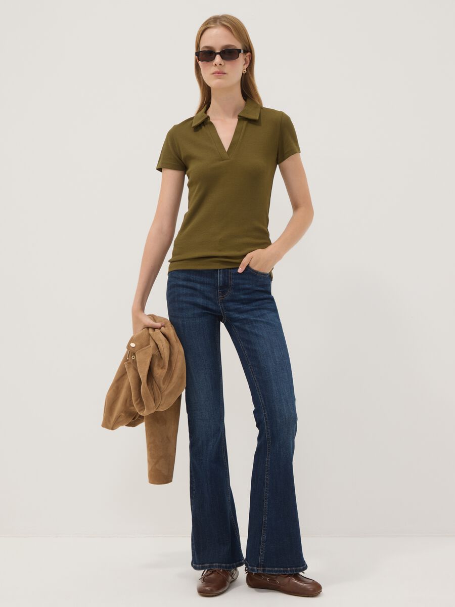 Polo verde in cotone elasticizzato con scollo a V aperto regular fit_2