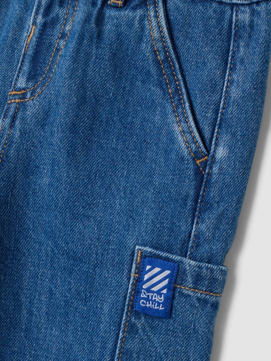Blue denim cargo trousers in a cotton-viscose blend for baby boy_2