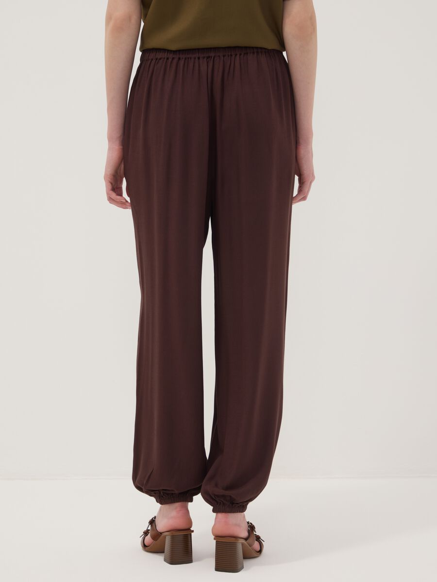 Brown pure viscose trousers with elasticated cuffs, regular fit_3