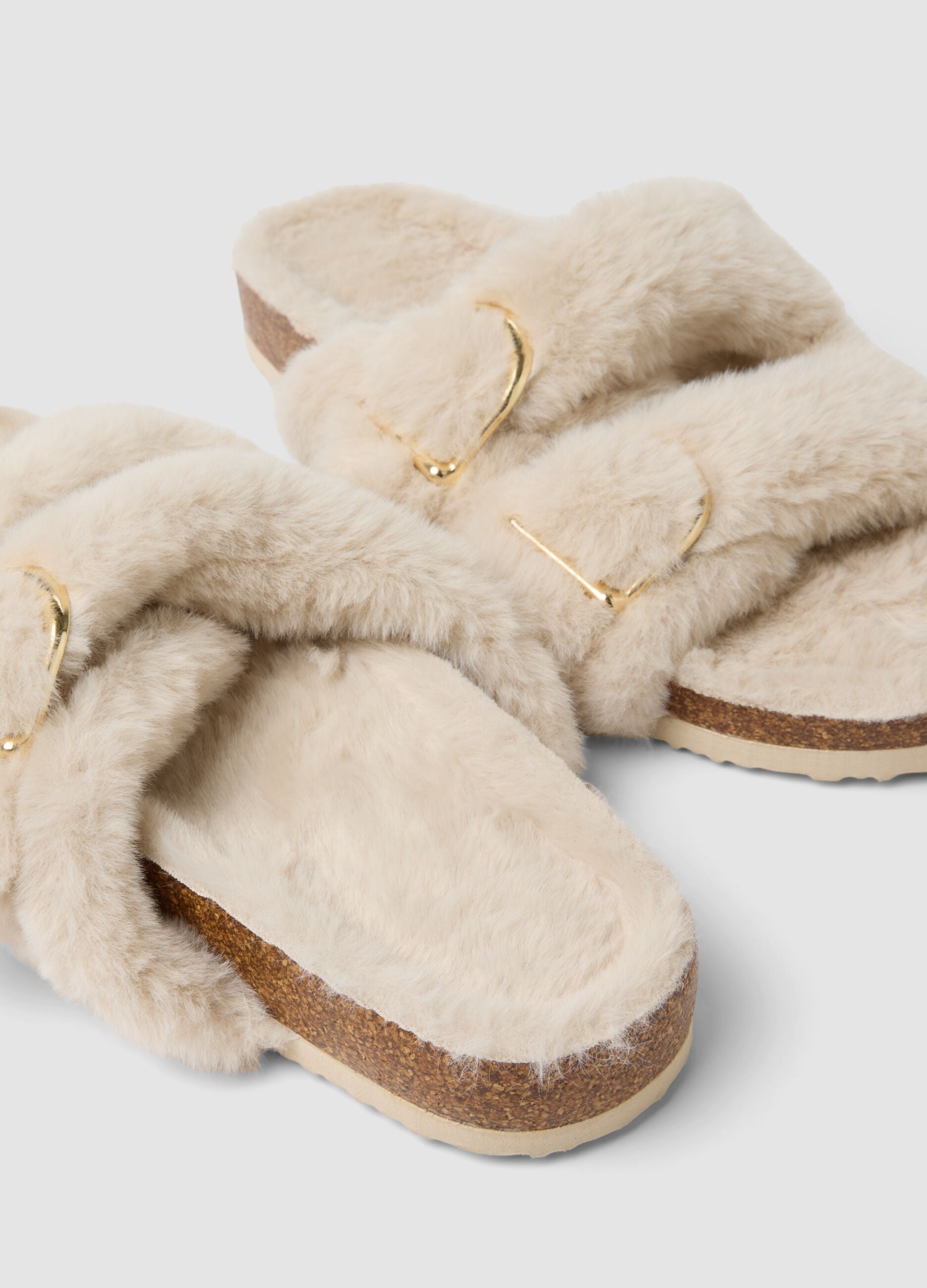 Pantofole beige aperte con fascia incrociata e fibbia