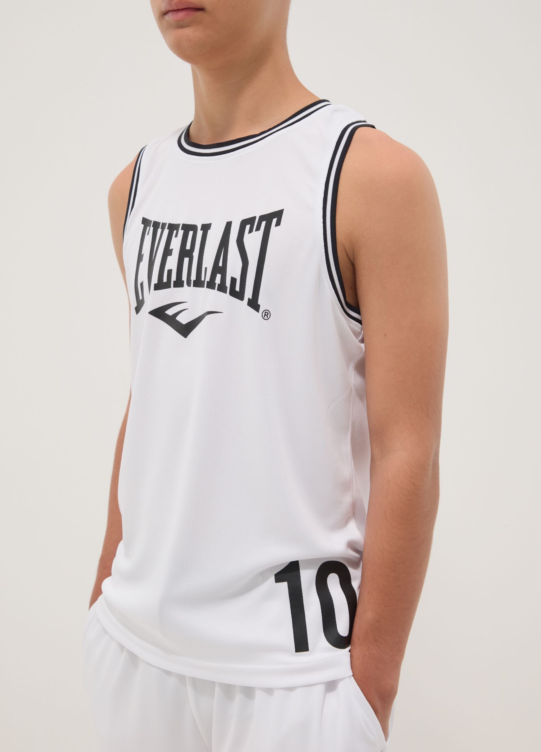 White regular-fit boys&rsquo; vest with contrast piping, oversized style