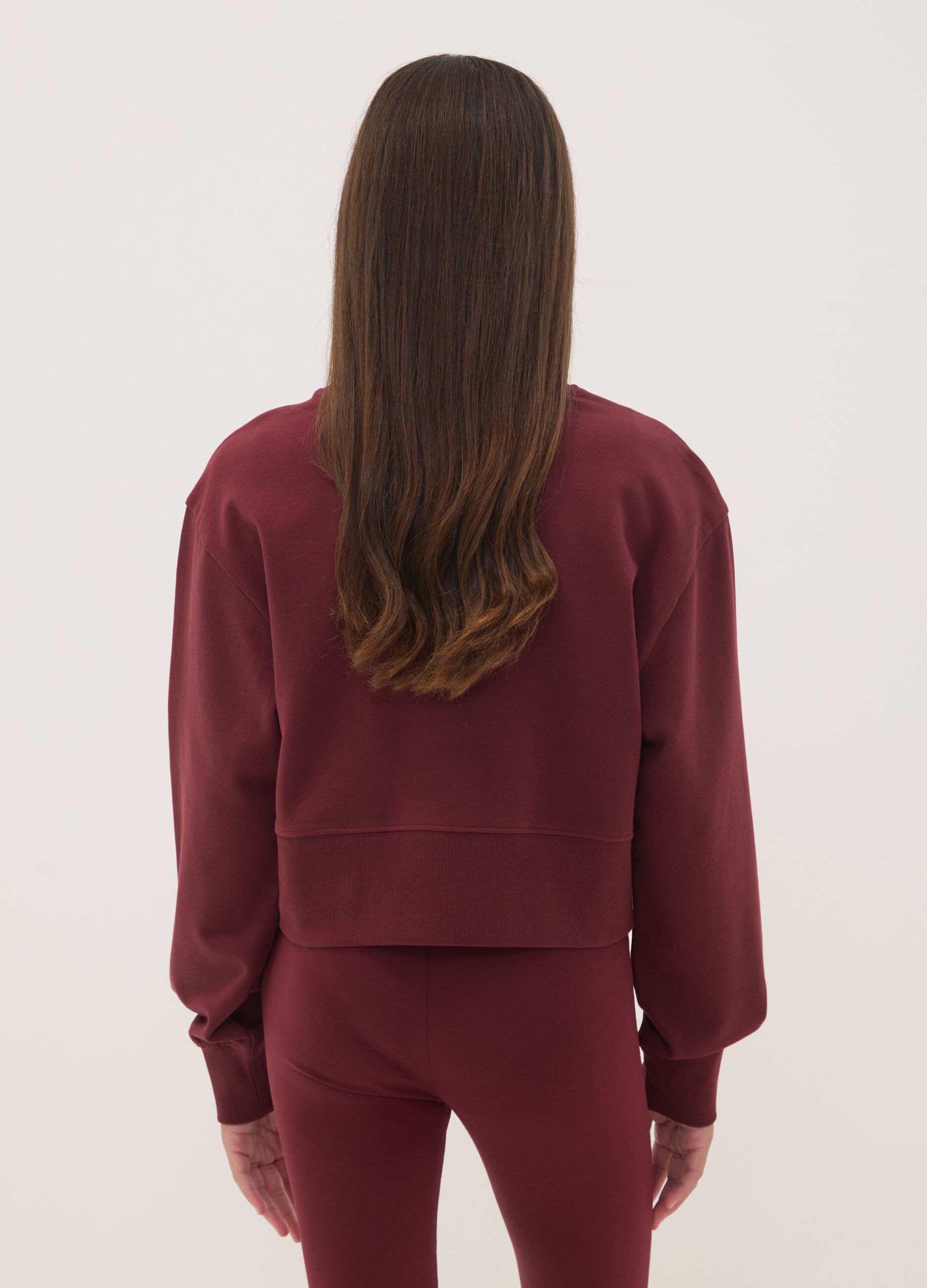 Short purple sweatshirt in pure organic cotton with ribbed neckline