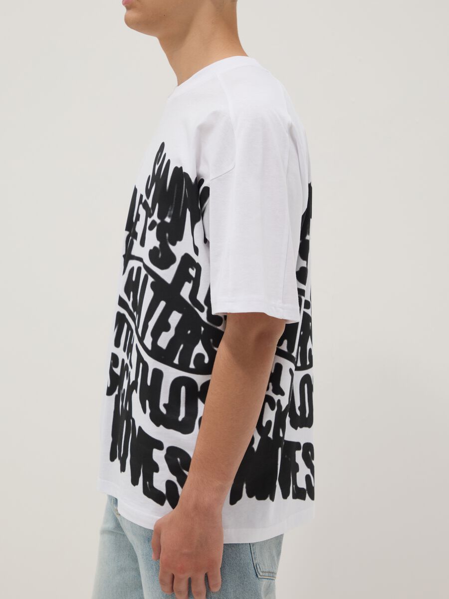 T-shirt bianca in puro cotone da ragazzo oversize fit con stampa_2