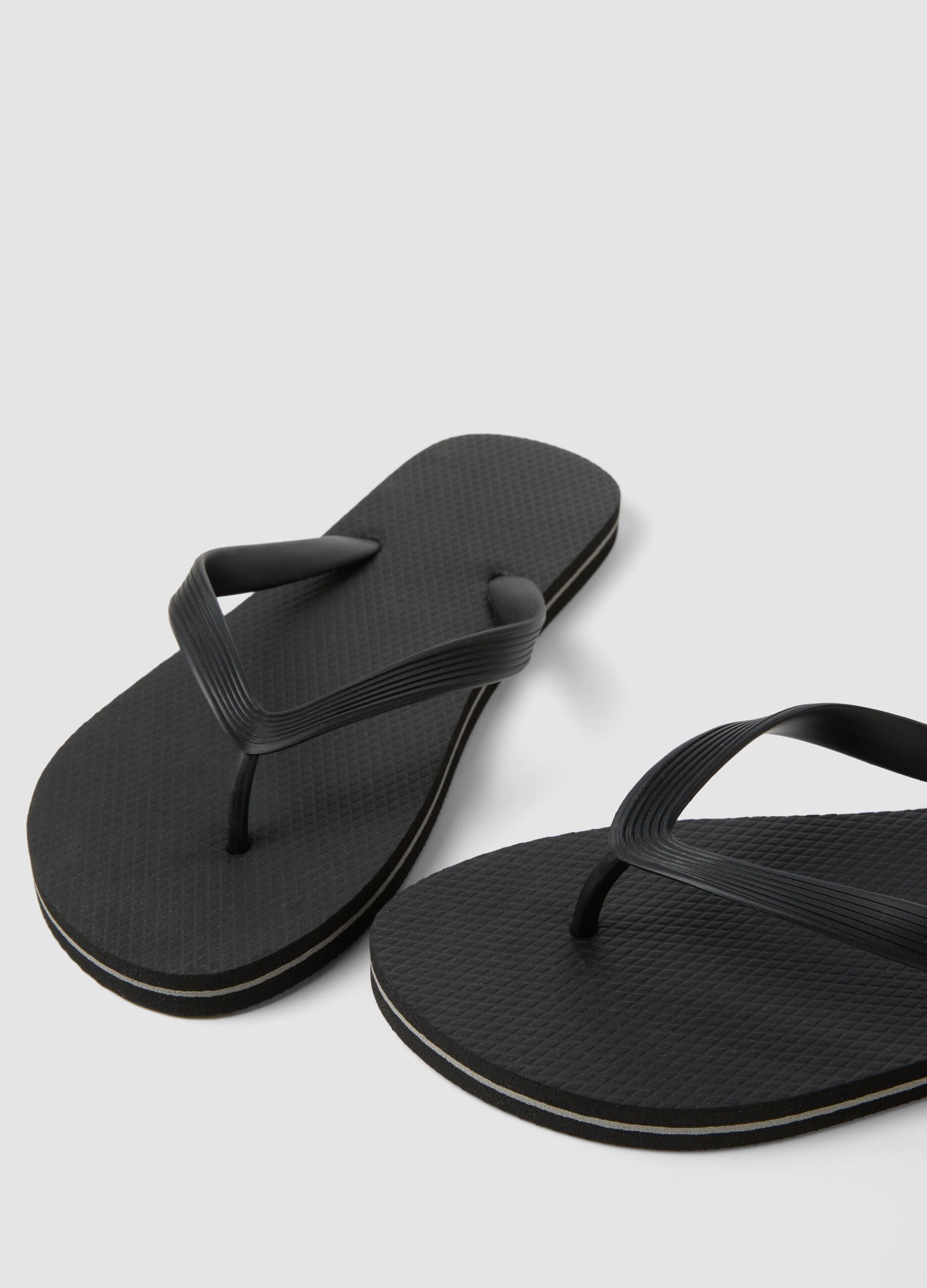 Basic black flip-flops