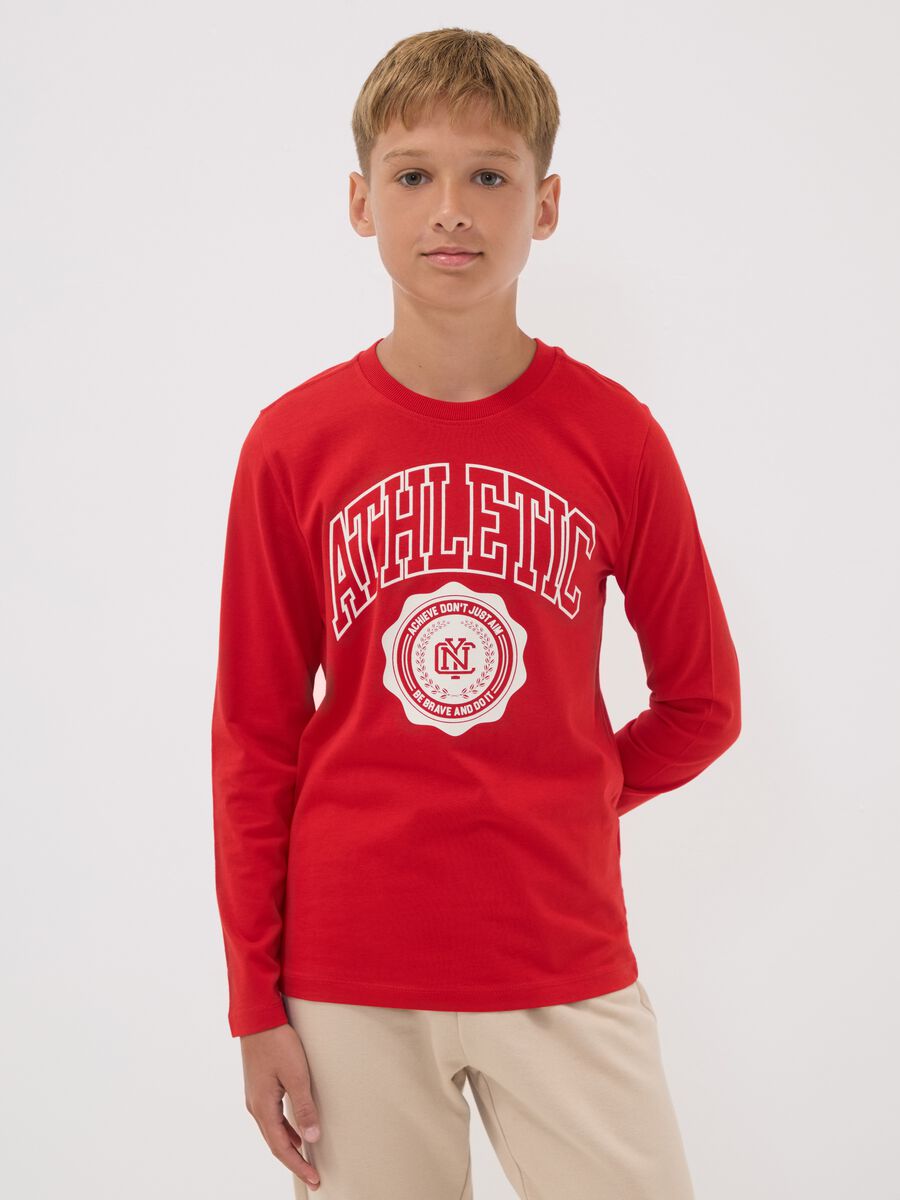 T-shirt rossa in puro cotone organico con stampa grafica per ragazzo_1