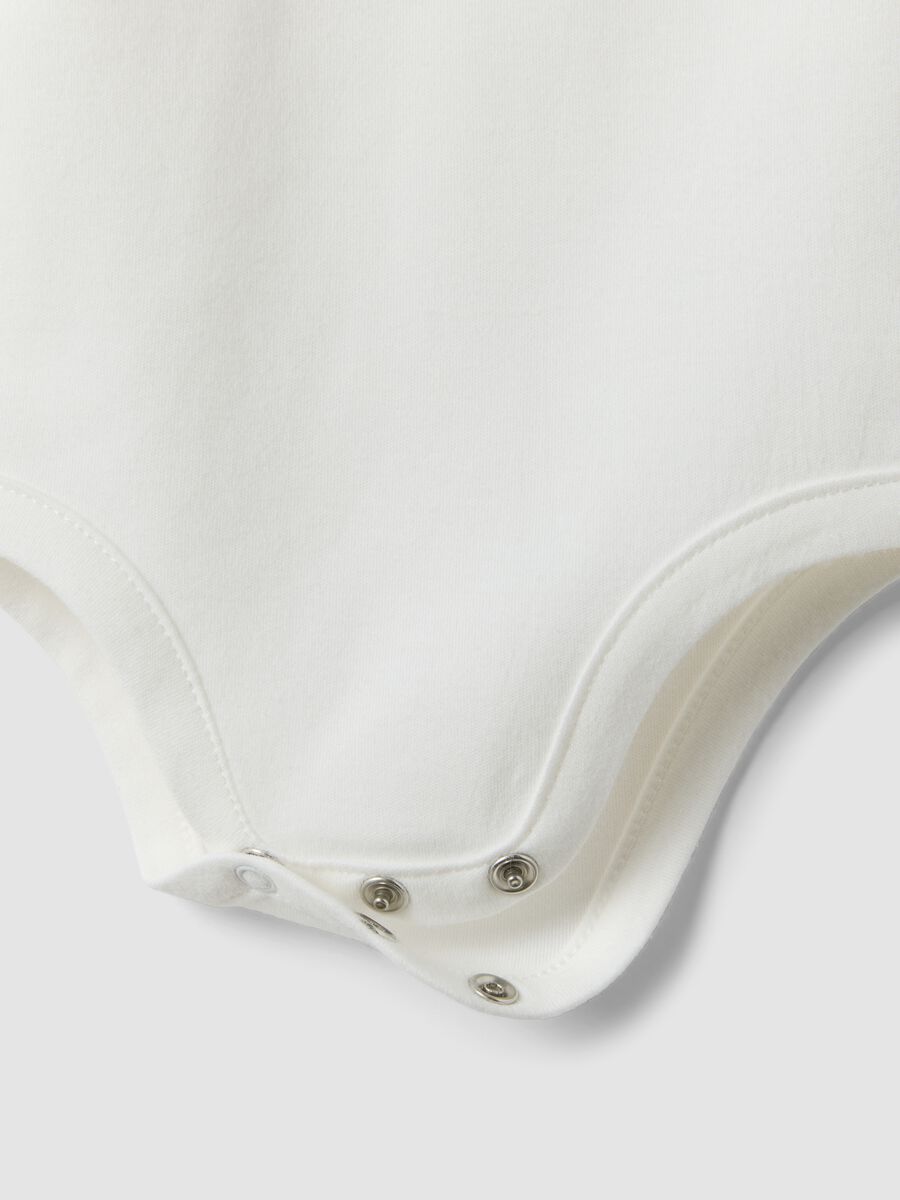 White organic cotton baby bodysuit with collar_2