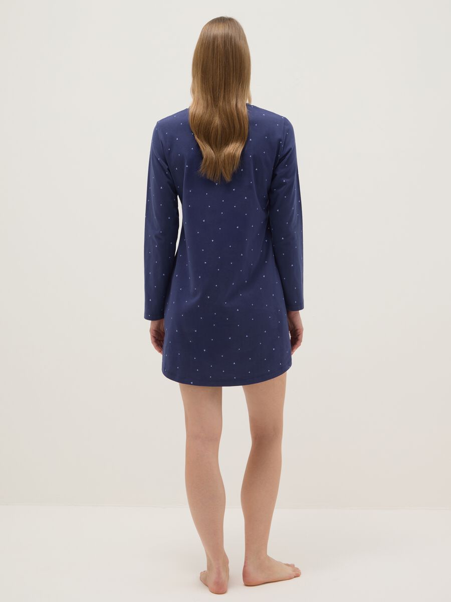 Camicia da notte in puro cotone blu con cuoricini e collo serafino_2