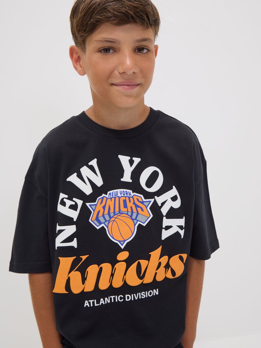 Black pure cotton T-shirt with New York Knicks print for boys_0