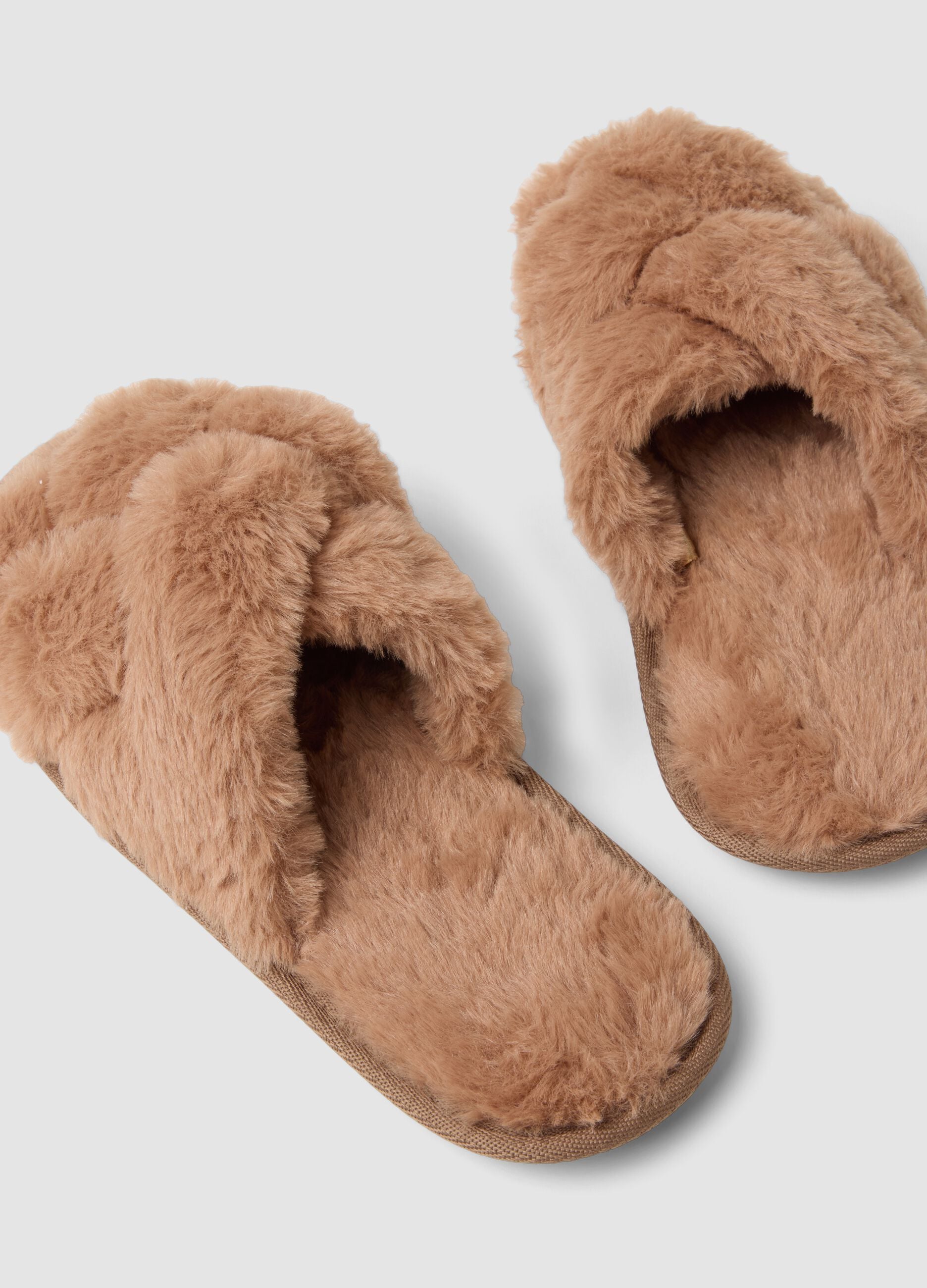 Brown cross-strap slippers with faux fur lining