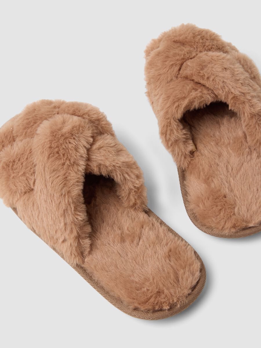 Pantofole marroni incrociate con pelliccia_2
