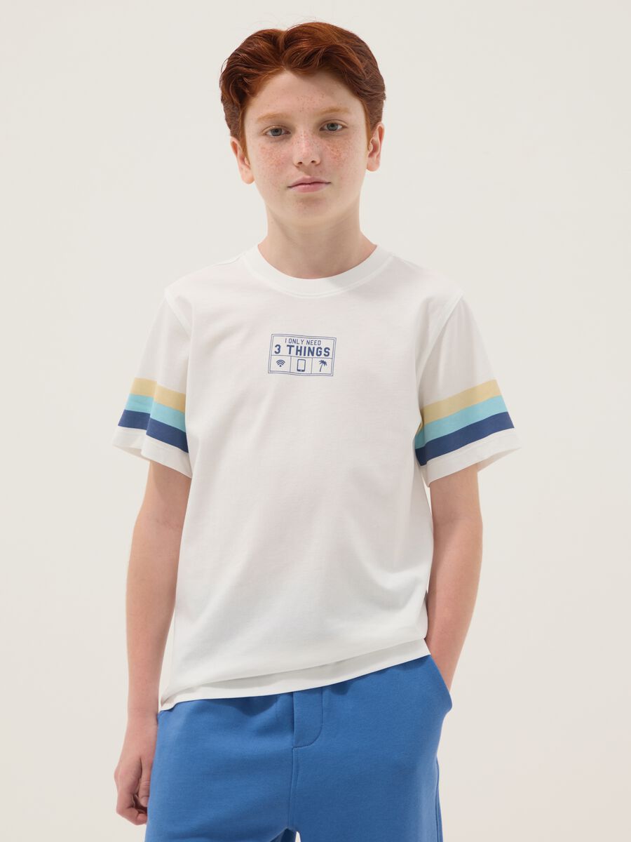 T-shirt bianca in puro cotone da ragazzo con righe sulle maniche_1