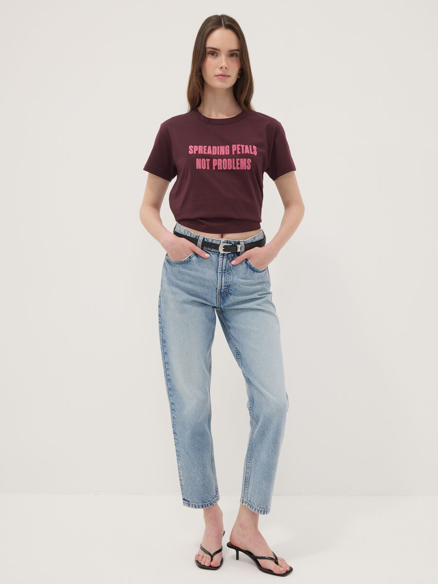 T-shirt rossa in puro cotone con scritta frontale regular fit_2