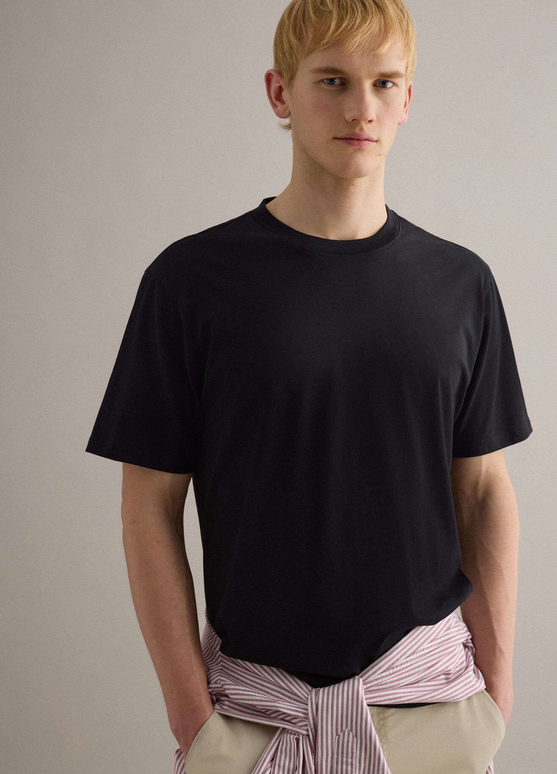 Men's black crew neck t-shirt in pure cotton, relaxed fit