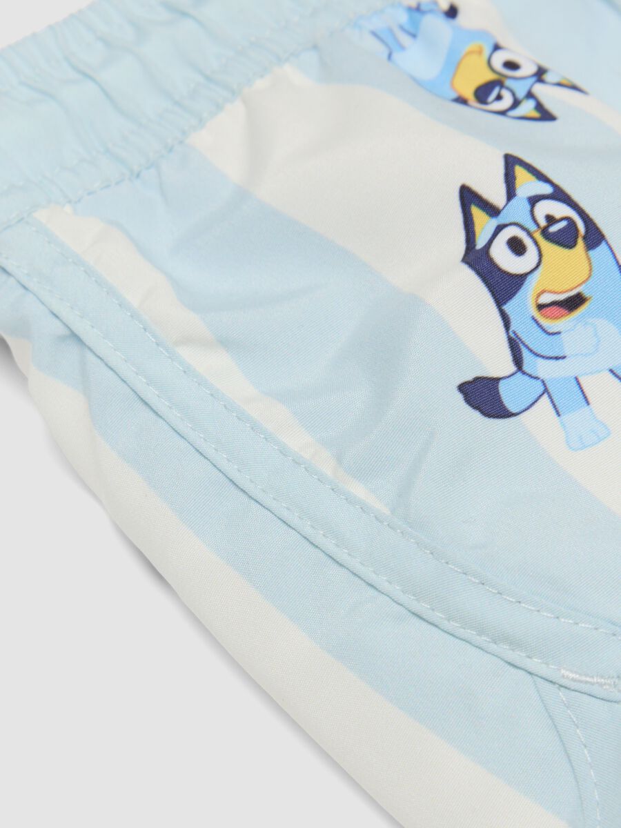 Costume shorts azzurro a righe con stampa Bluey per bimbo_3