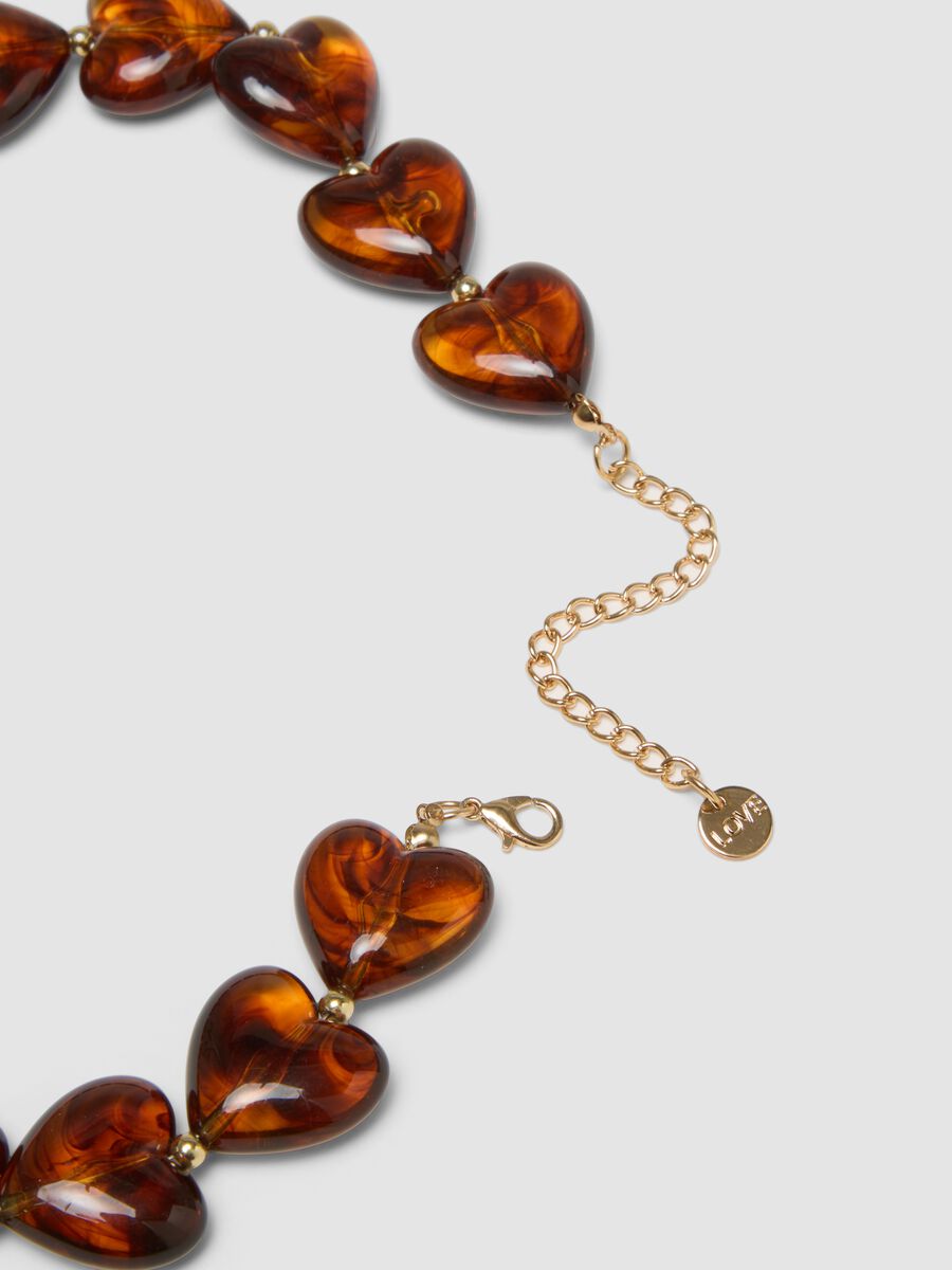 Collana arancione con cuori effetto marmorizzato_2