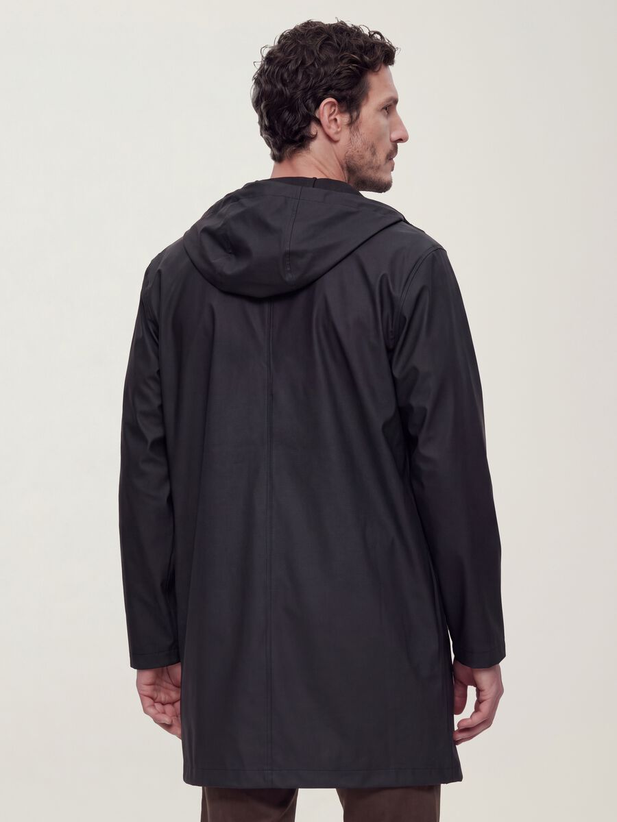 Impermeabile nero regular fit con zip_3