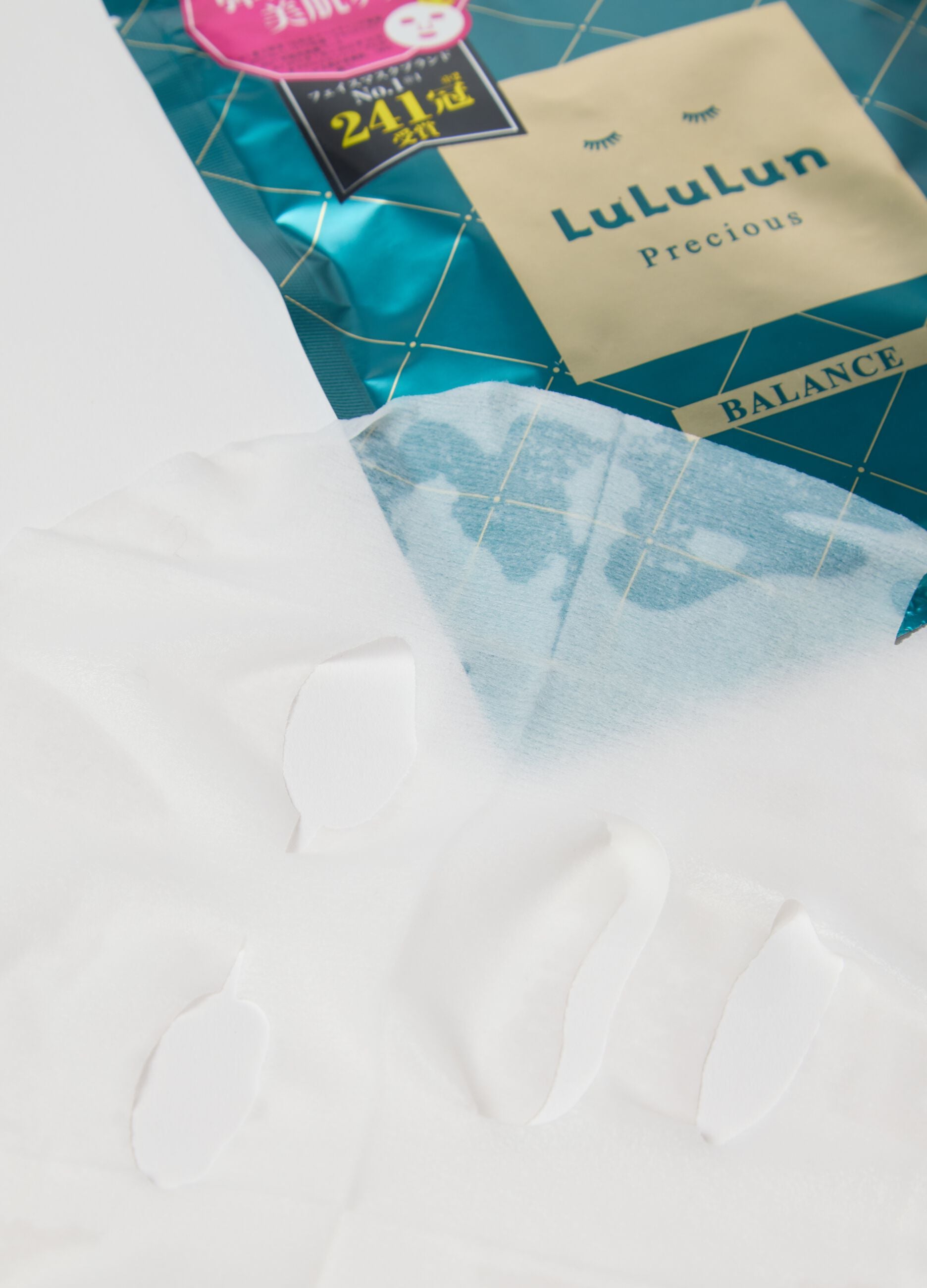 Premium fabric mask with flowers and green tea leaves extract from the Kyoto region (Japan) that is curative and antioxidant. The pack contains 7 fabric masks. Perfect for daily use.