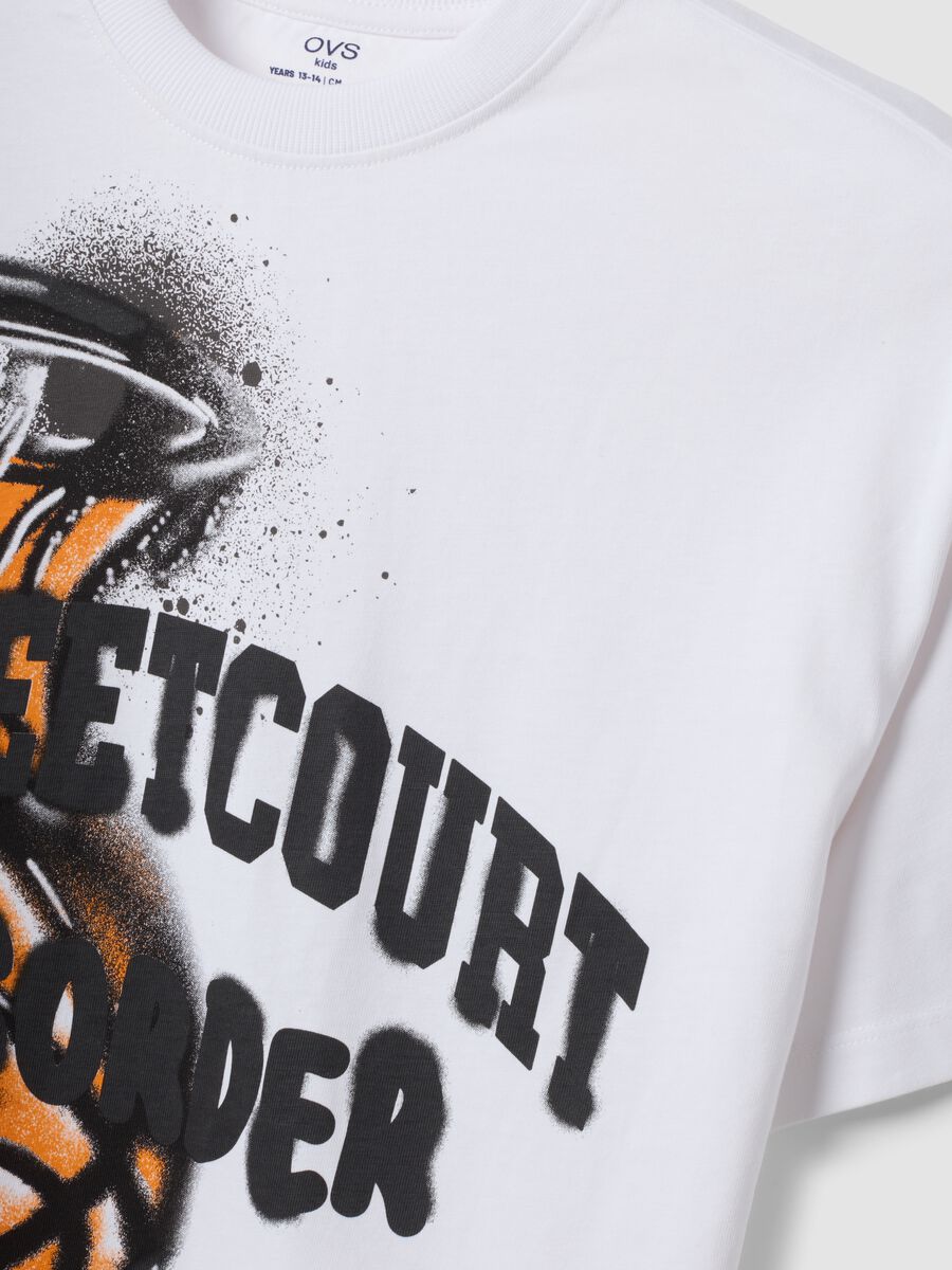 T-shirt over fit bianca in puro cotone con stampa grafica basket per ragazzo_4