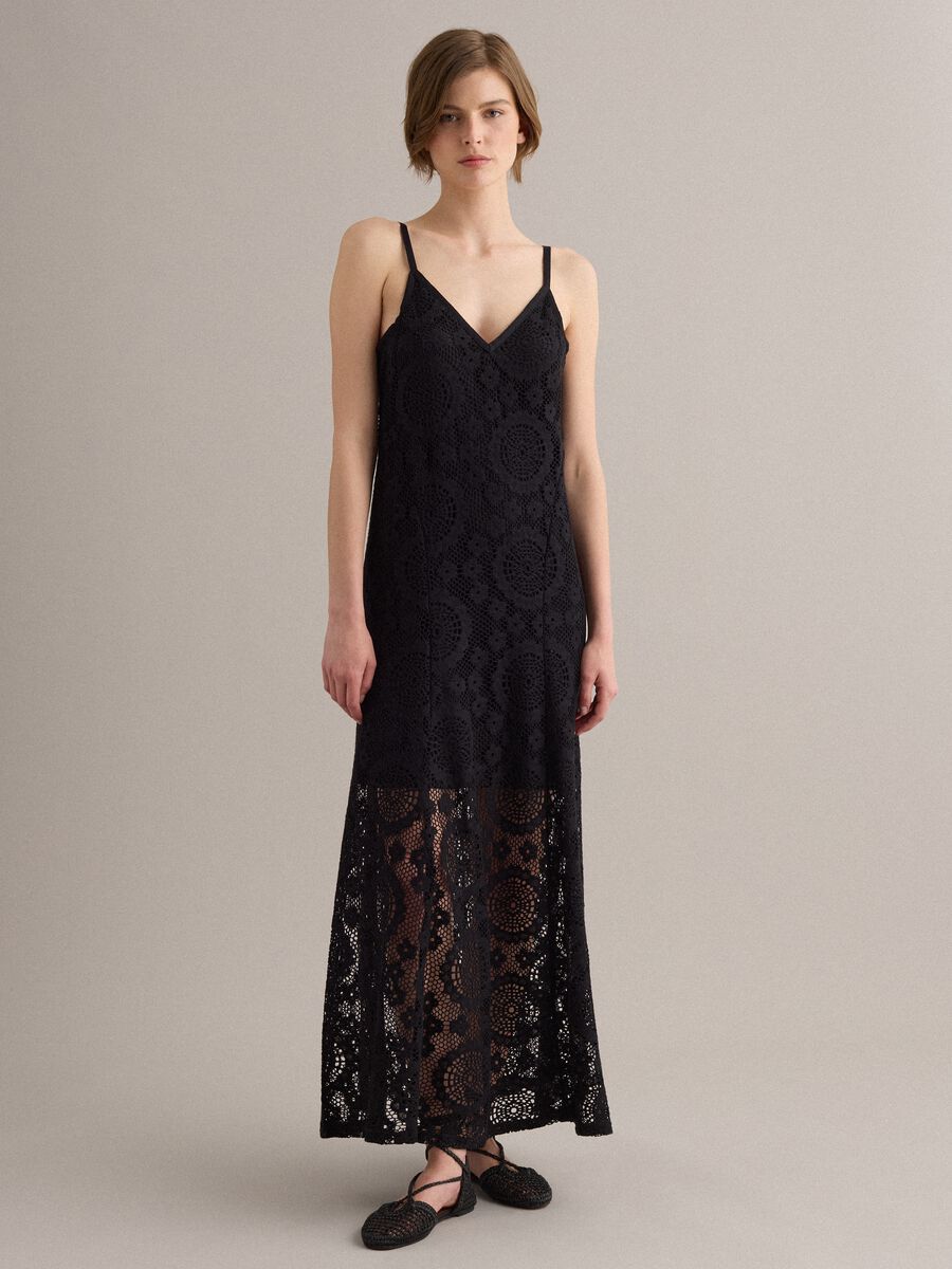 Long black crochet dress with V-neck, regular fit_0