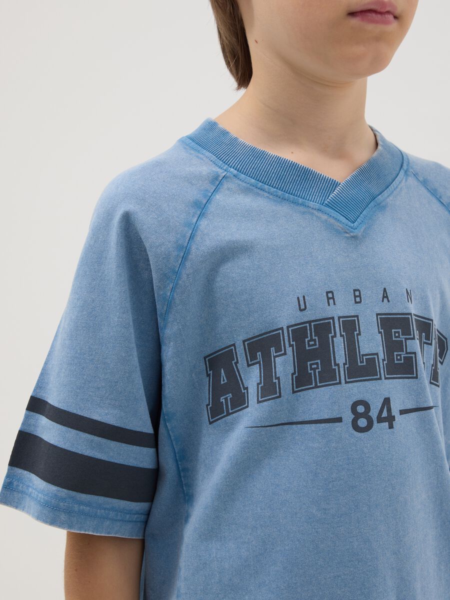 T-shirt in puro cotone azzurro da ragazzo regular fit con scritta_1