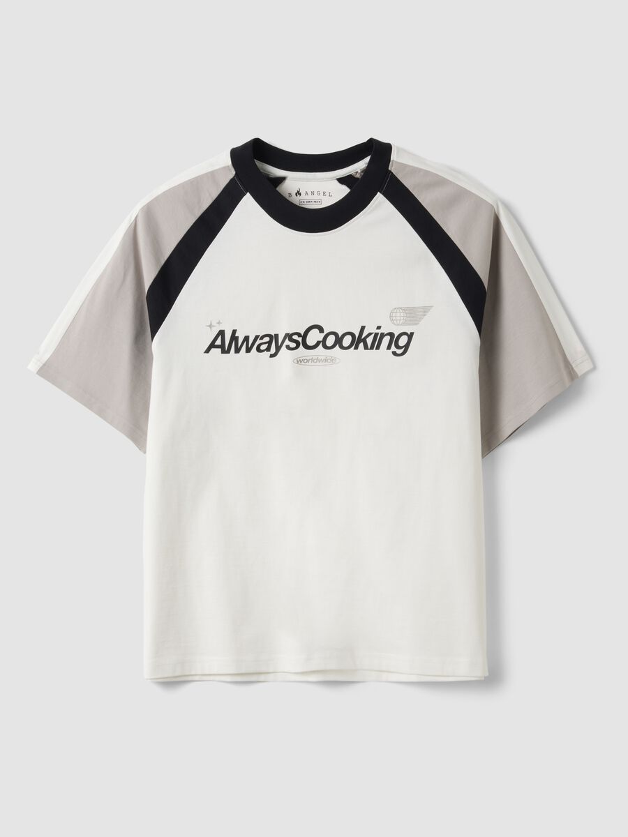 T-shirt bianca in puro cotone girocollo con scritta "Always Cooking"_0