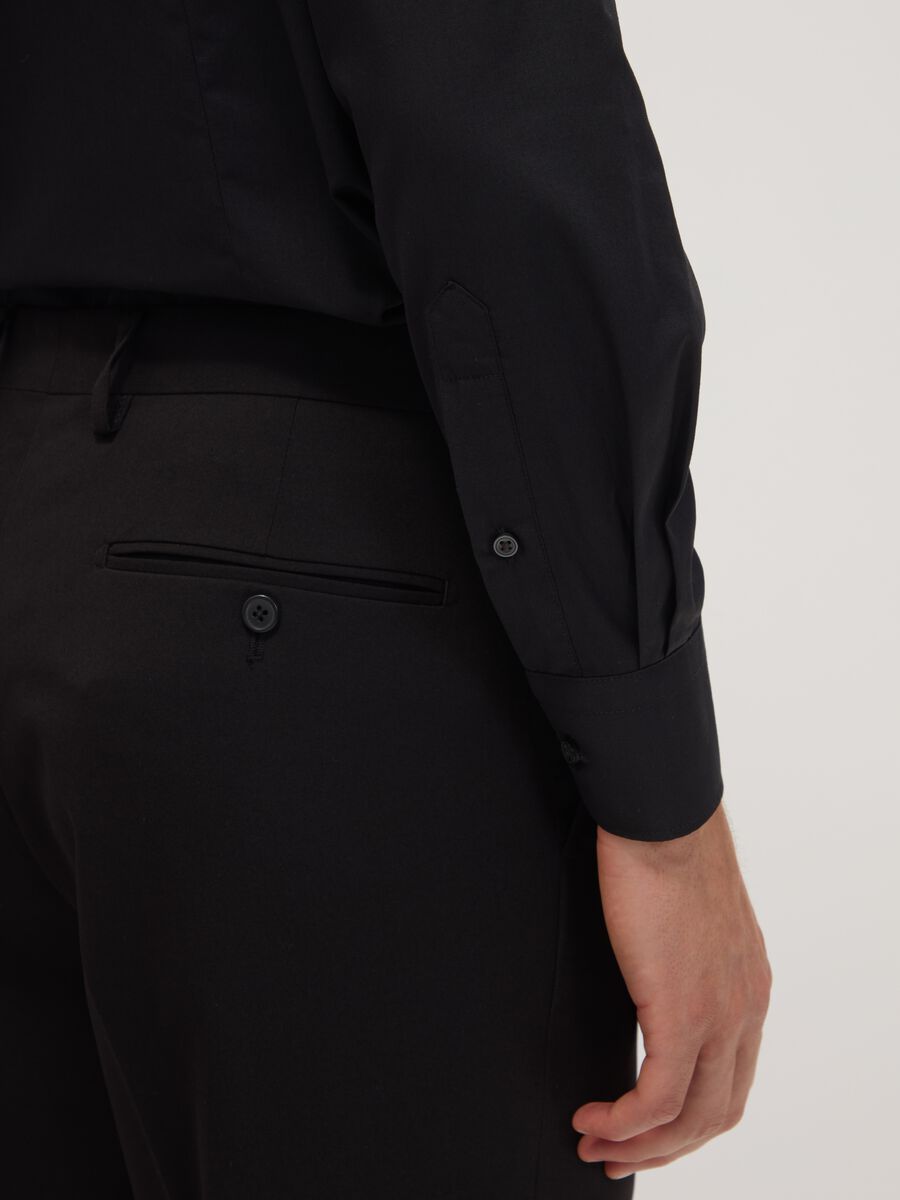 Black slim-fit shirt with classic collar, easy iron_2
