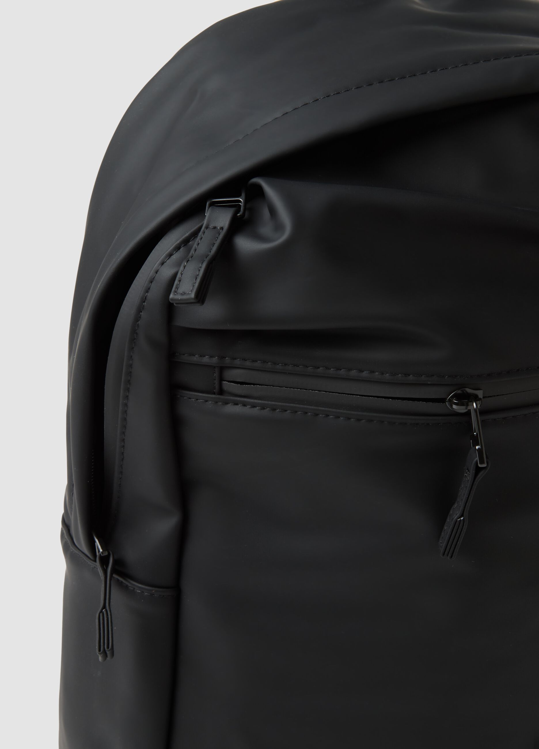 Black water-repellent backpack with front pocket