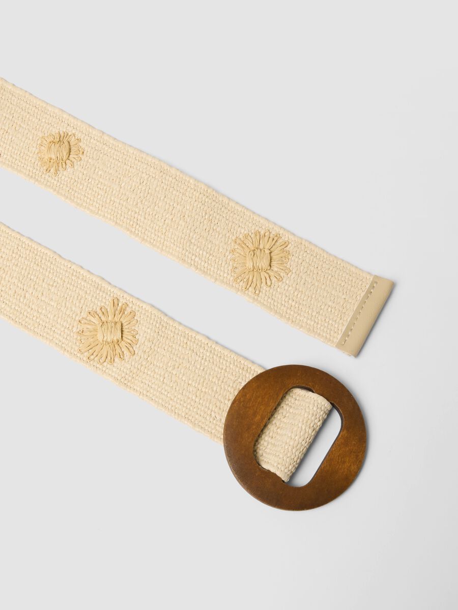 Cintura intrecciata beige con fibbia in legno marrone e decori_1