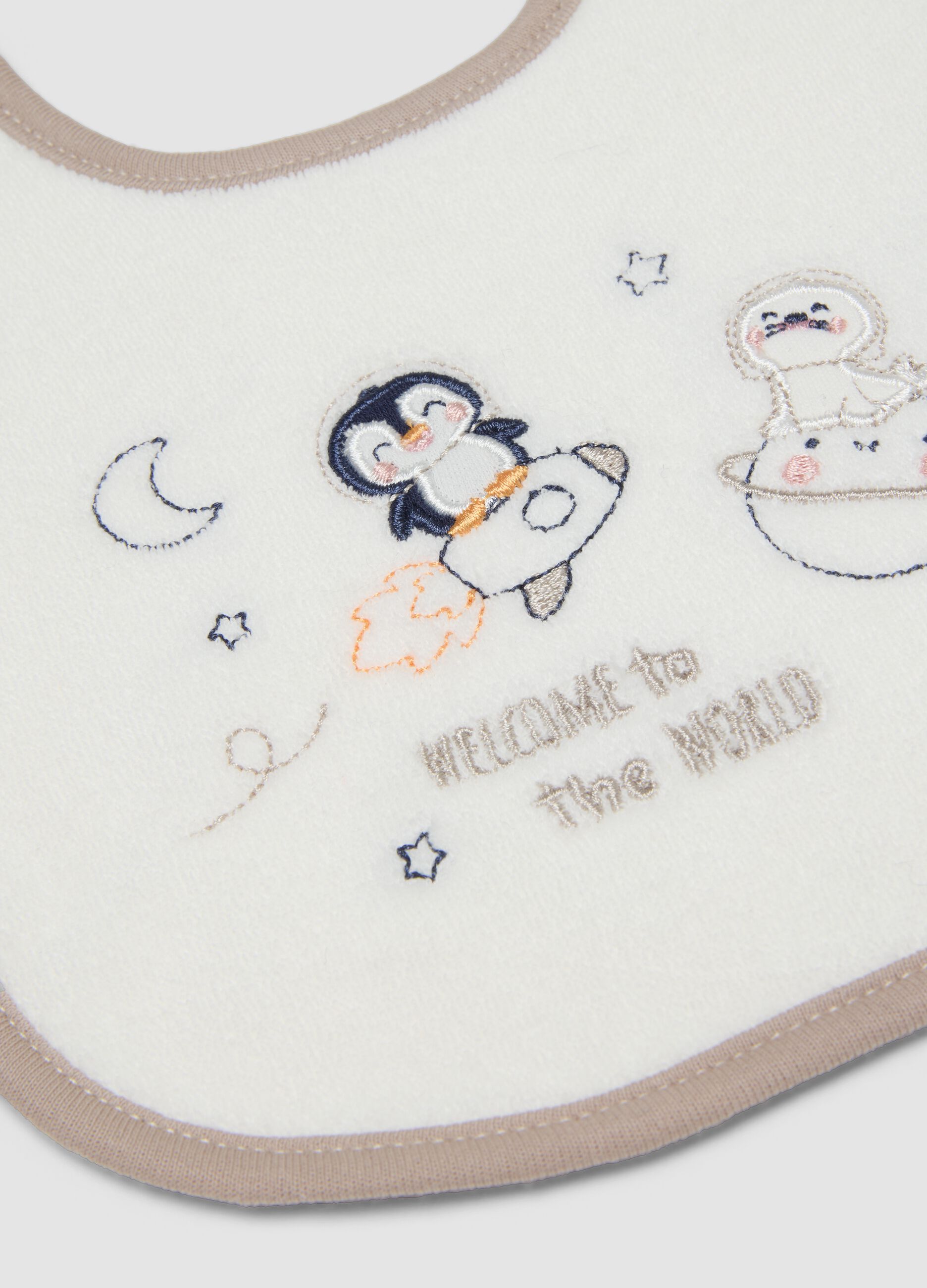 White organic cotton blend set with bib and matching cloth