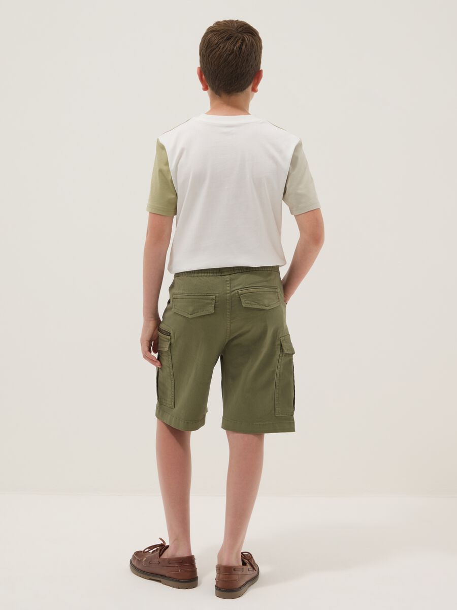 Green stretch cotton cargo shorts_1