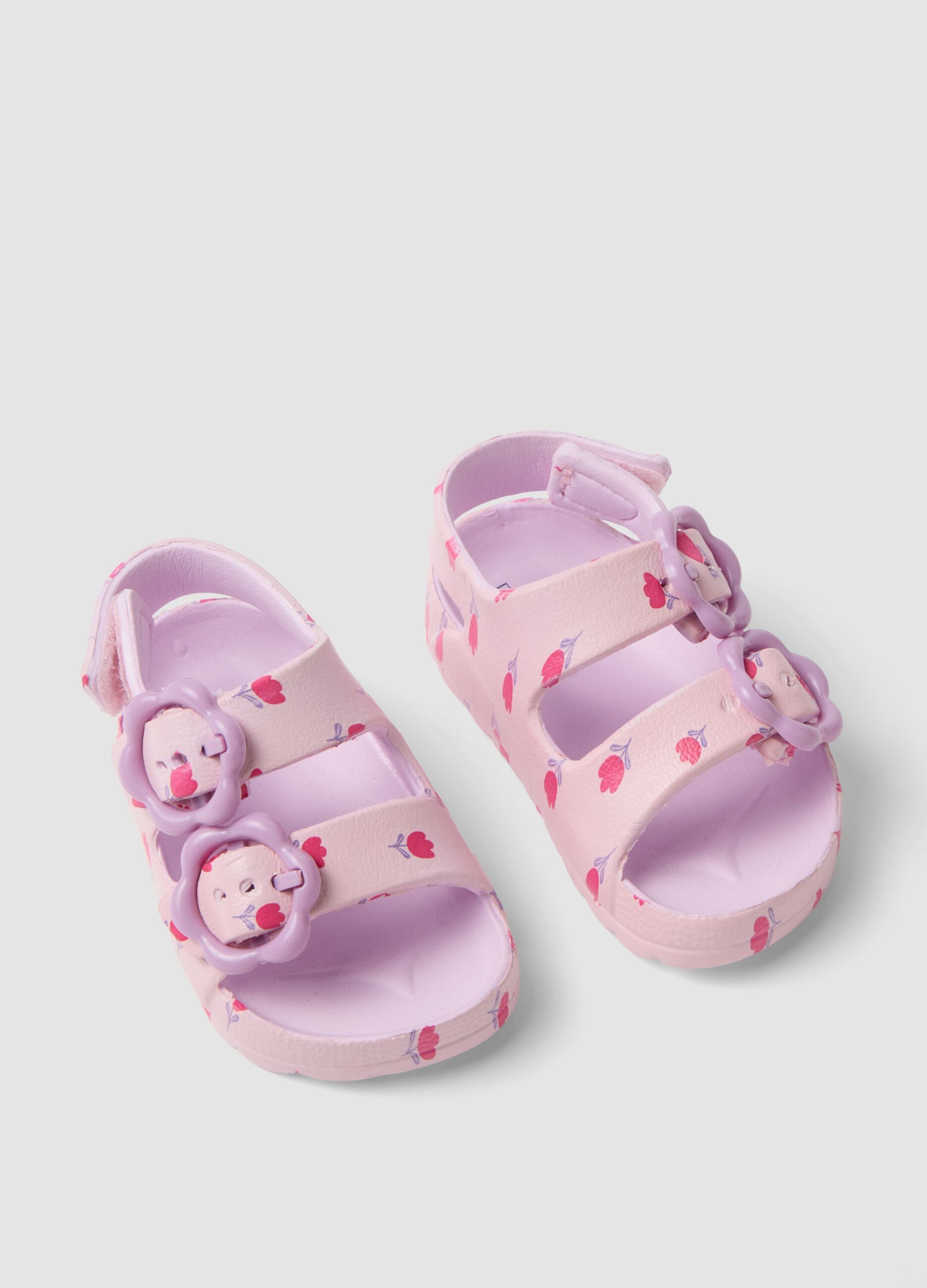 Pink sandals with floral appliqu&eacute;s