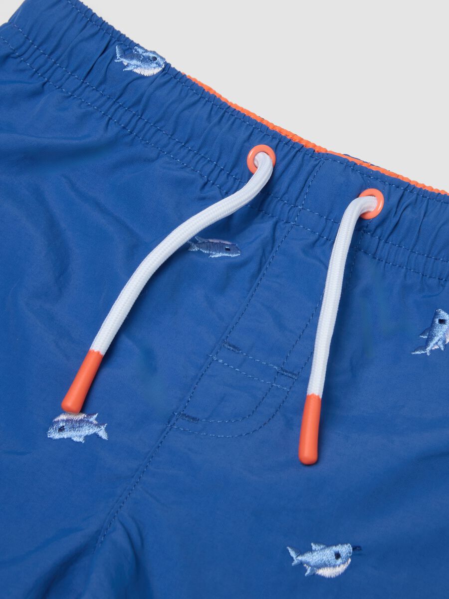 Costume boxer azzurro mare con stampa pesci per bimbo_2