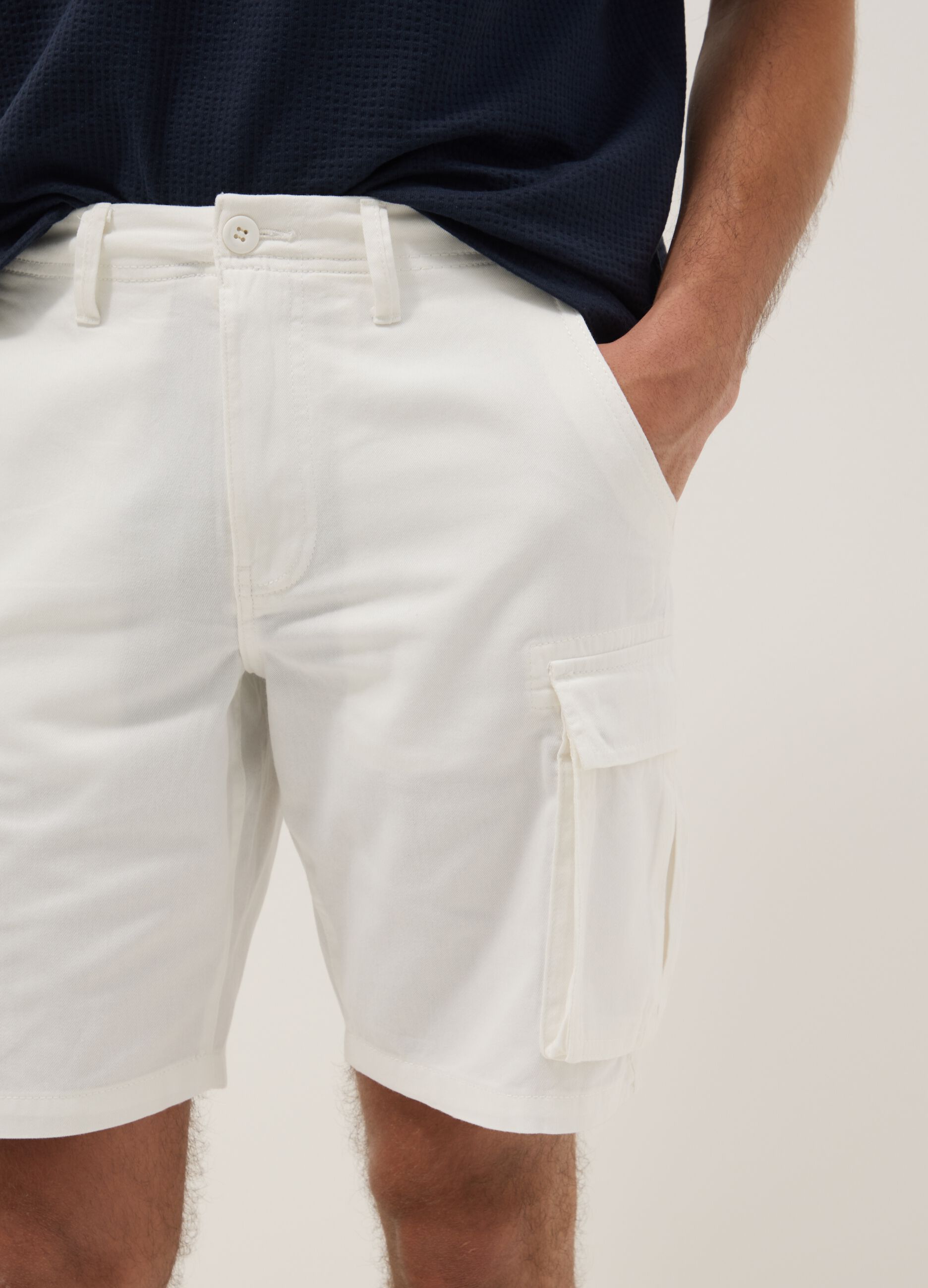 White pure cotton regular-fit cargo shorts