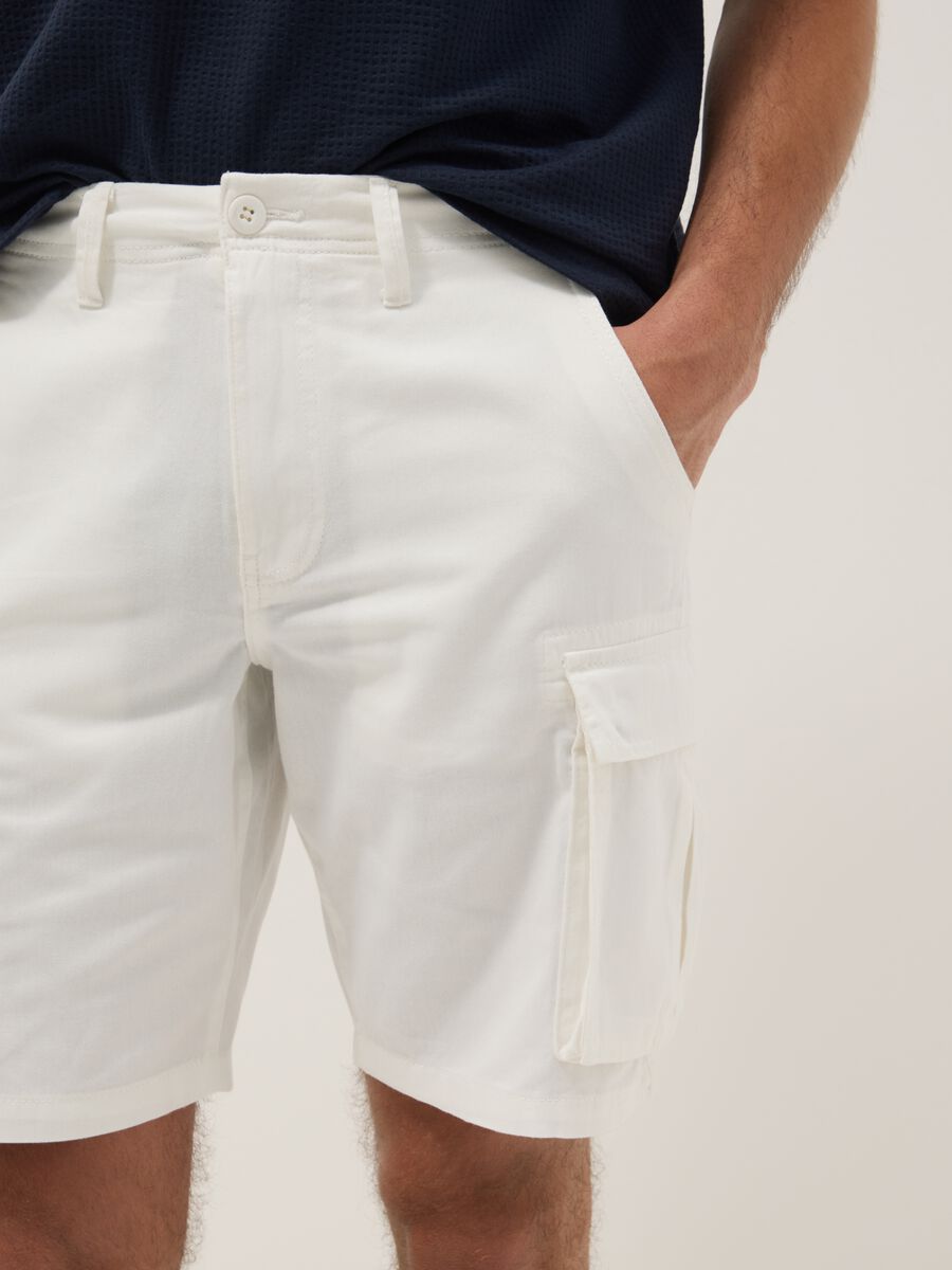 White pure cotton regular-fit cargo shorts_3