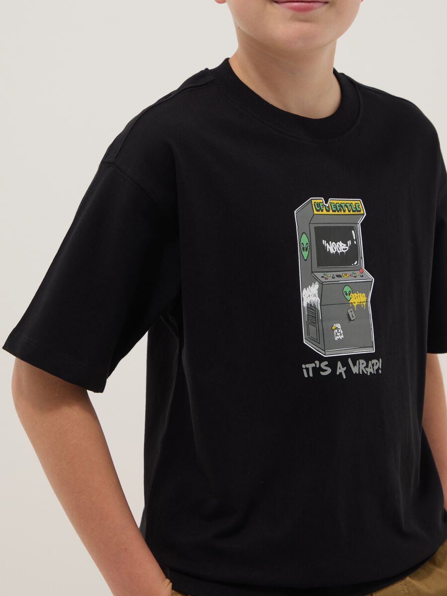 T-shirt nera in puro cotone da ragazzo oversize fit con stampa_2