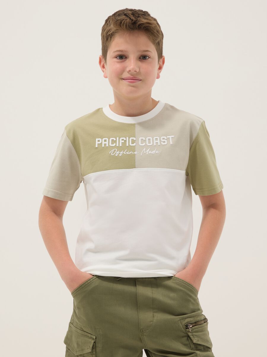 T-shirt bianca in puro cotone da ragazzo con inseriti verdi_0