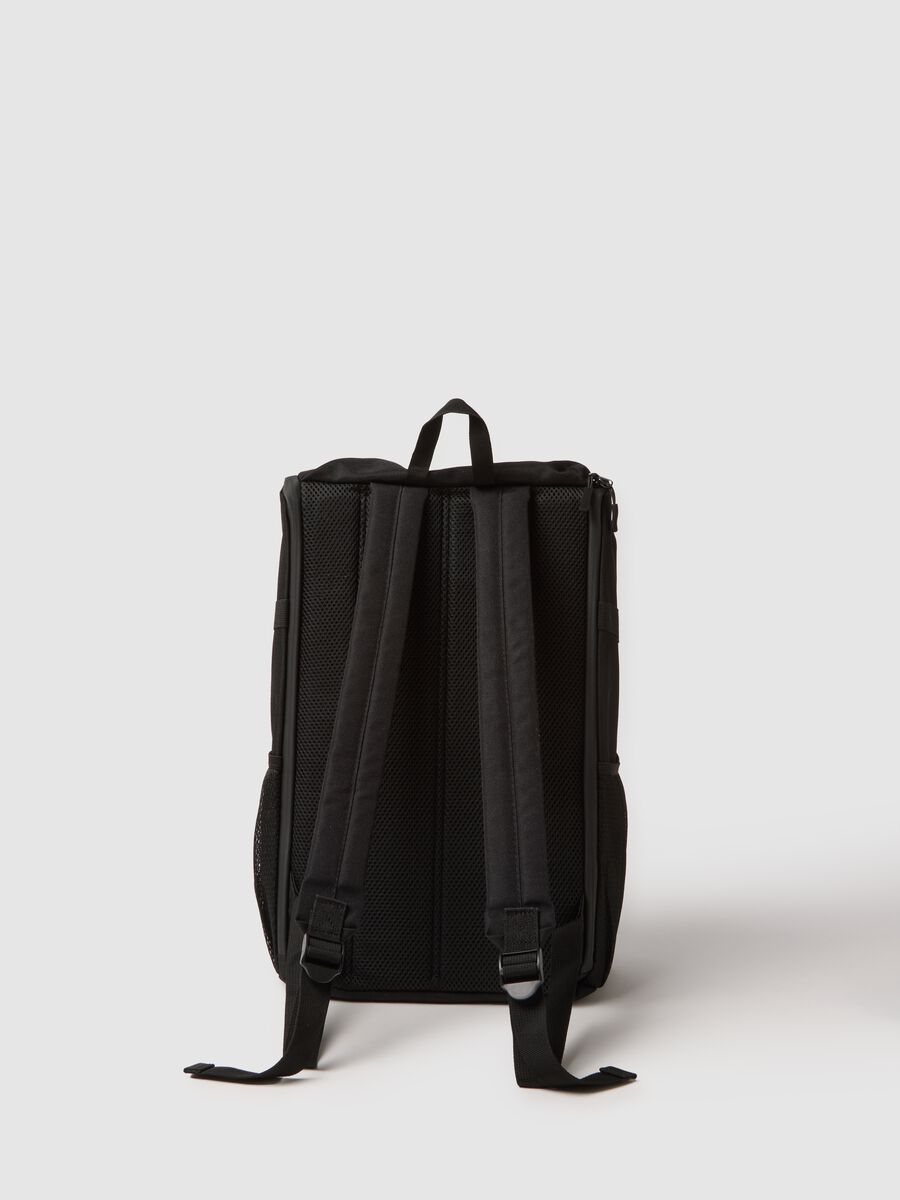 Zaino sportivo nero con spallacci regolabili_1