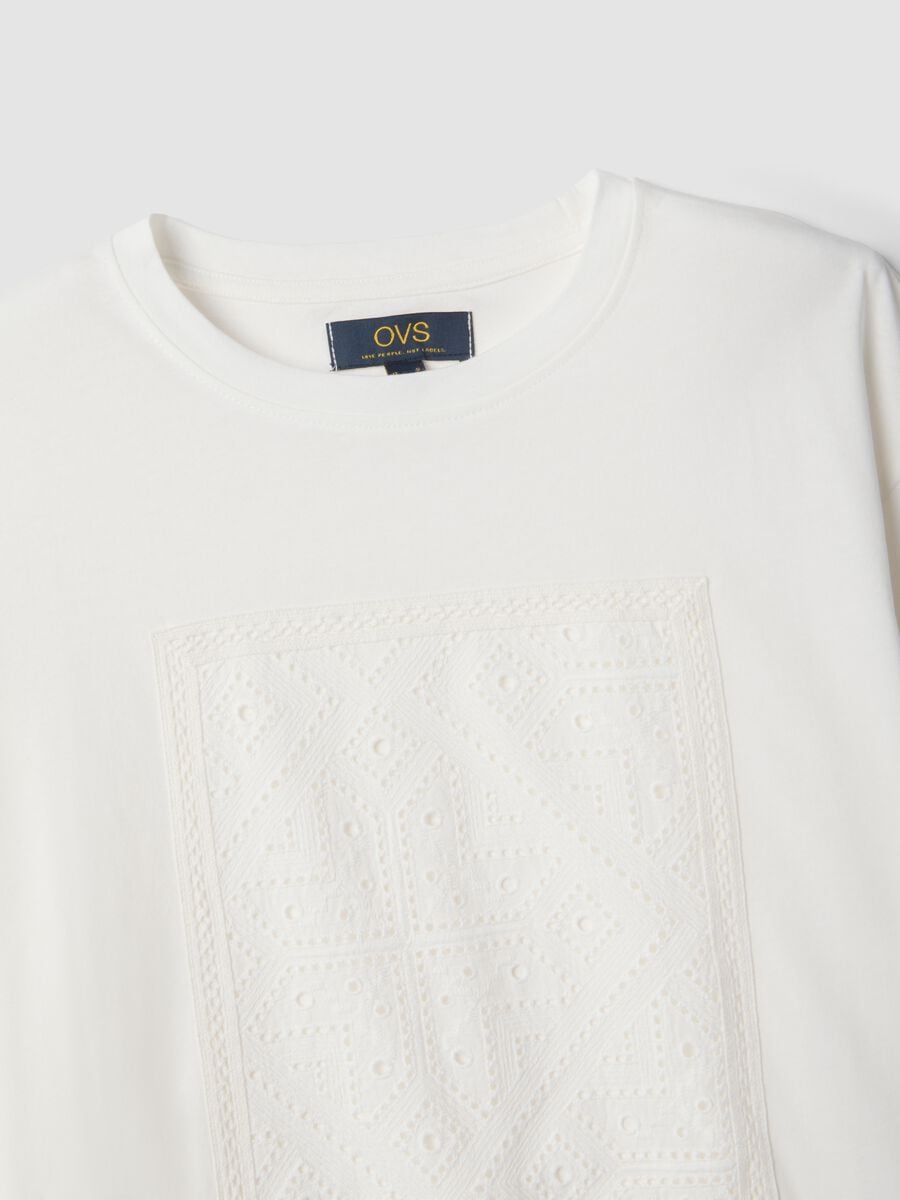 White pure cotton regular-fit T-shirt with perforated detail_5