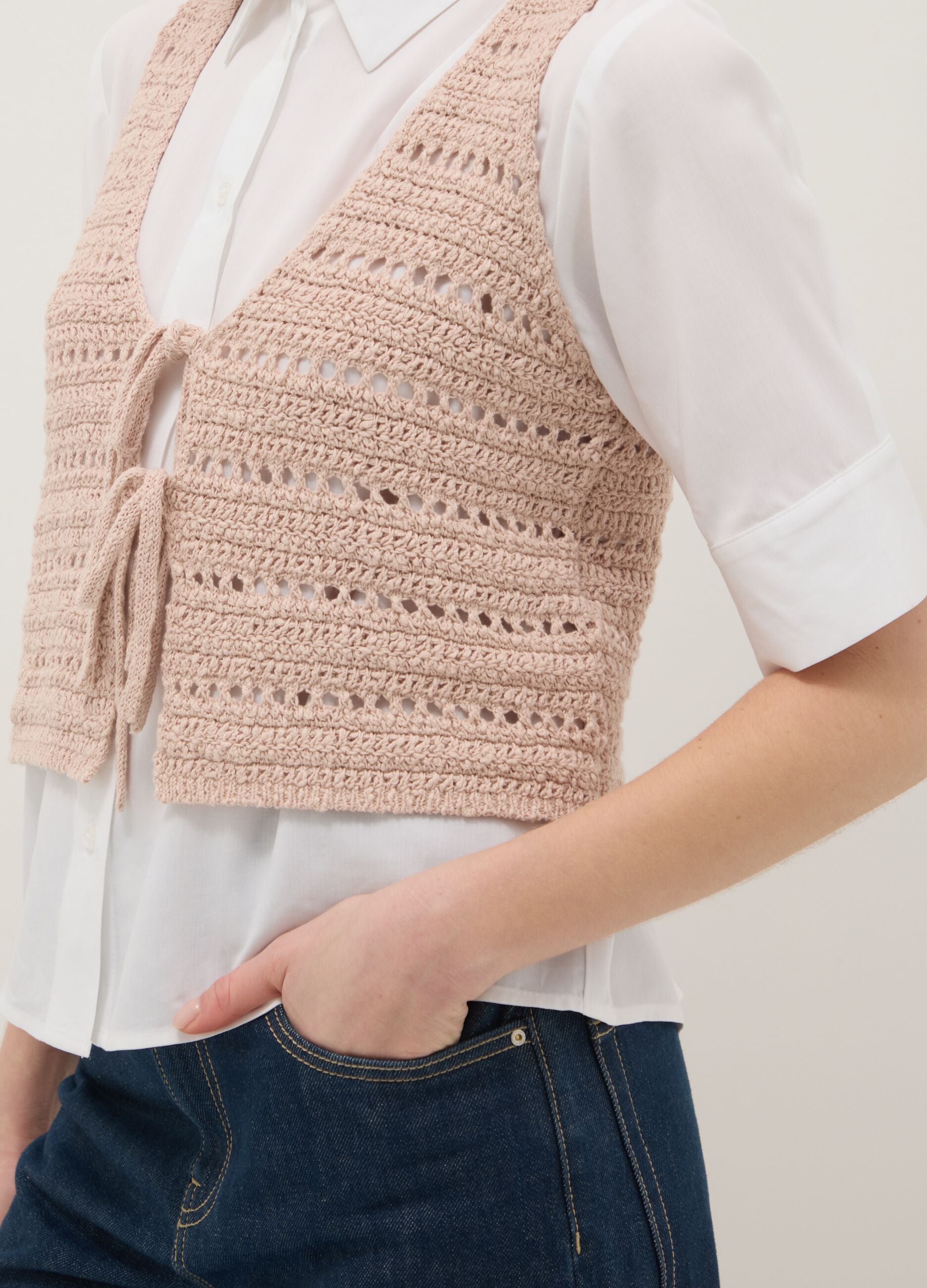 Pink pure cotton regular fit waistcoat with perforated design